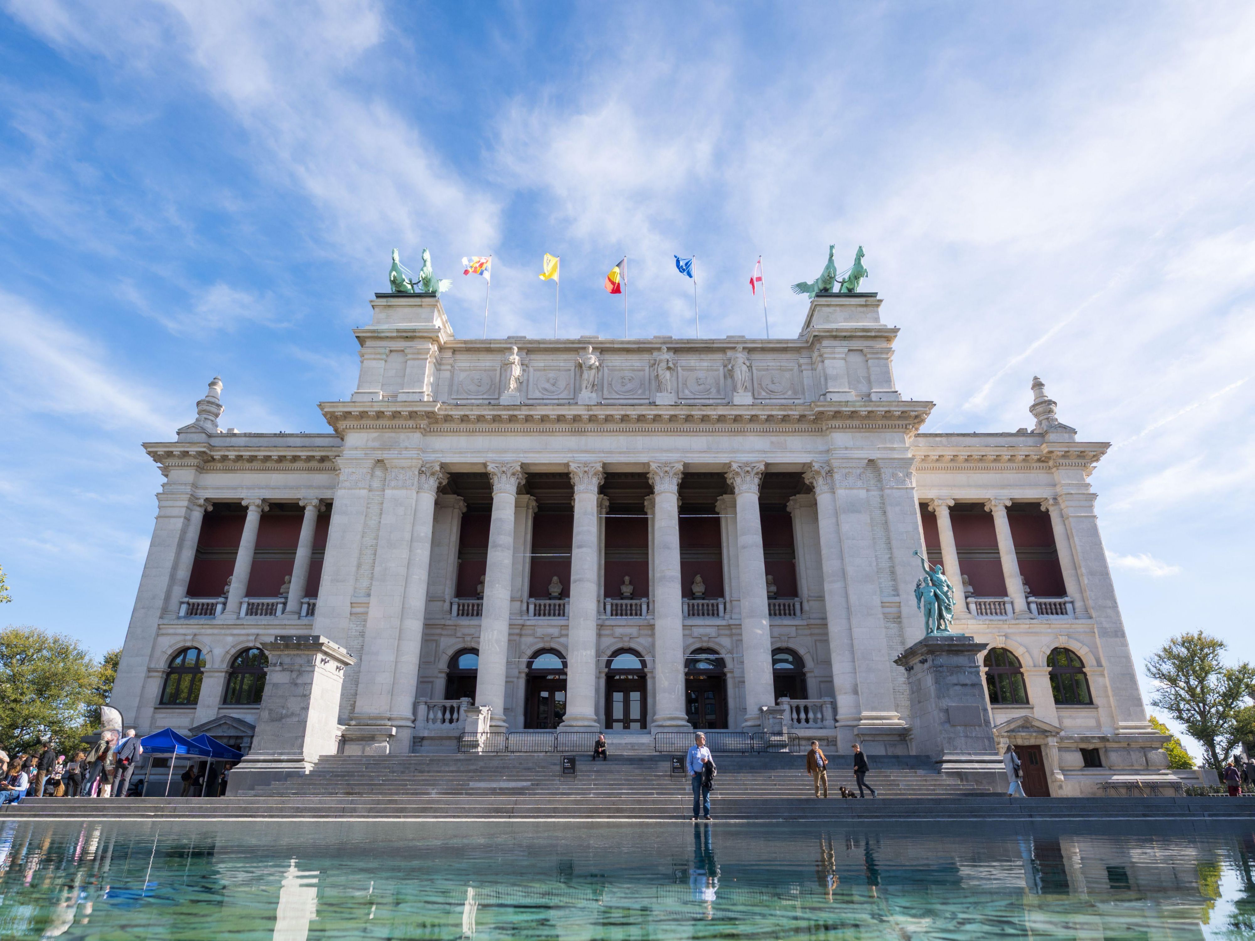 Hotel Indigo Antwerp City - Centre, your gateway to the vibrant city of Antwerp. Immerse yourself in the art scene with the renowned KMSKA. Discover 300 years of artistic masterpieces, from Flemish primitives to contemporary works. Stay at our hotel and experience the perfect blend of modern comfort and artistic inspiration.