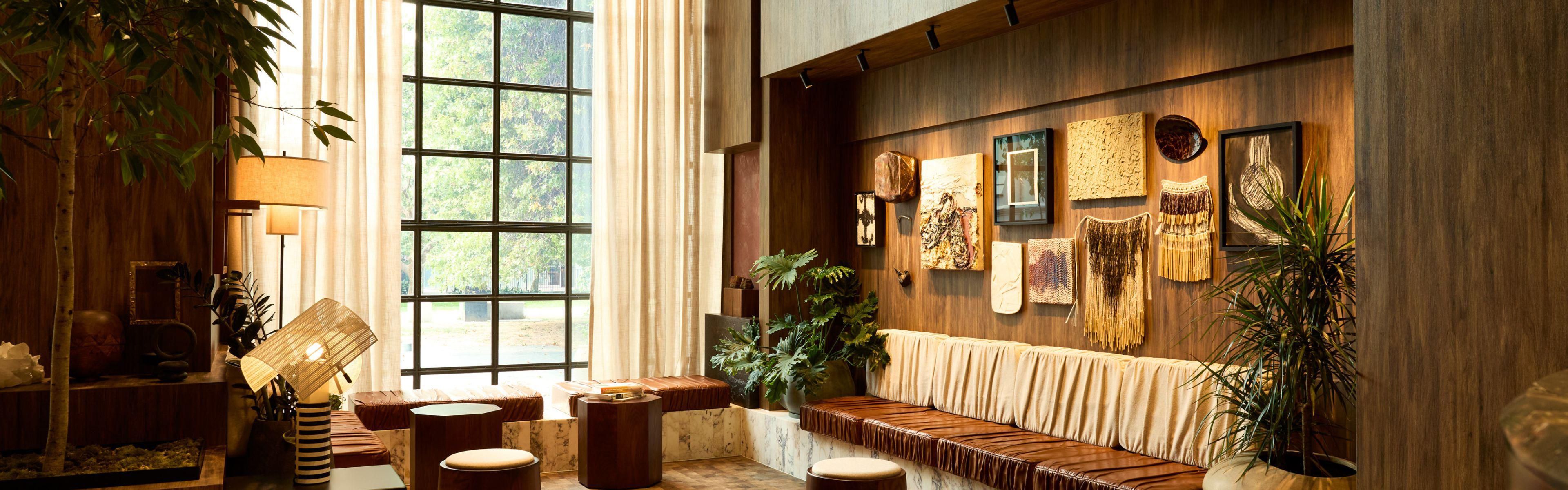 $hotelInfo.mediaDetails.welcomePhotos.primaryPhoto.caption}