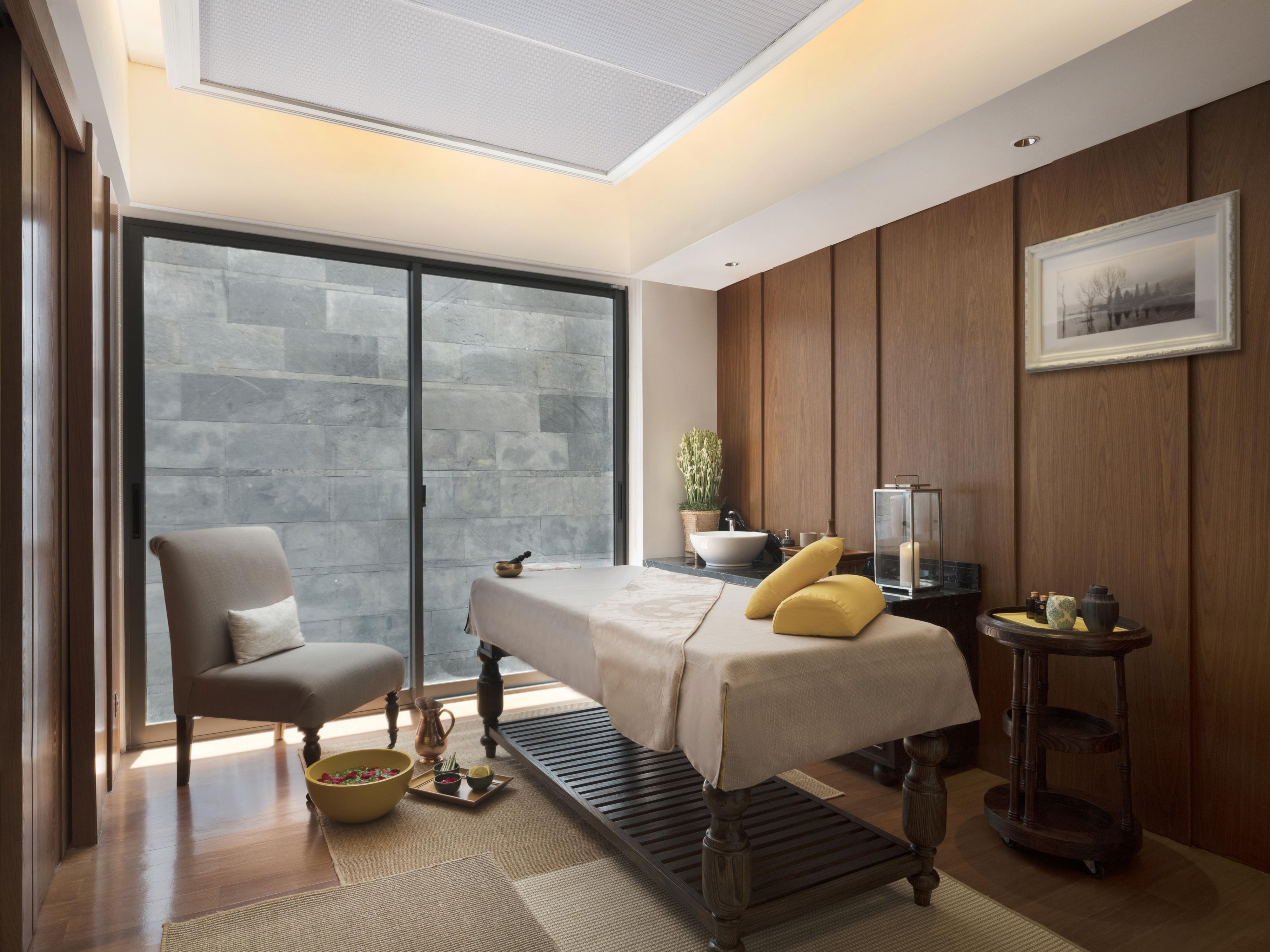 The uncomplicated indulgence from head-to-toe experience. With six couple massages and four single treatment rooms, a reflexology room, a dedicated manicure and pedicure parlour, two lounge areas and pre and post-treatment areas.