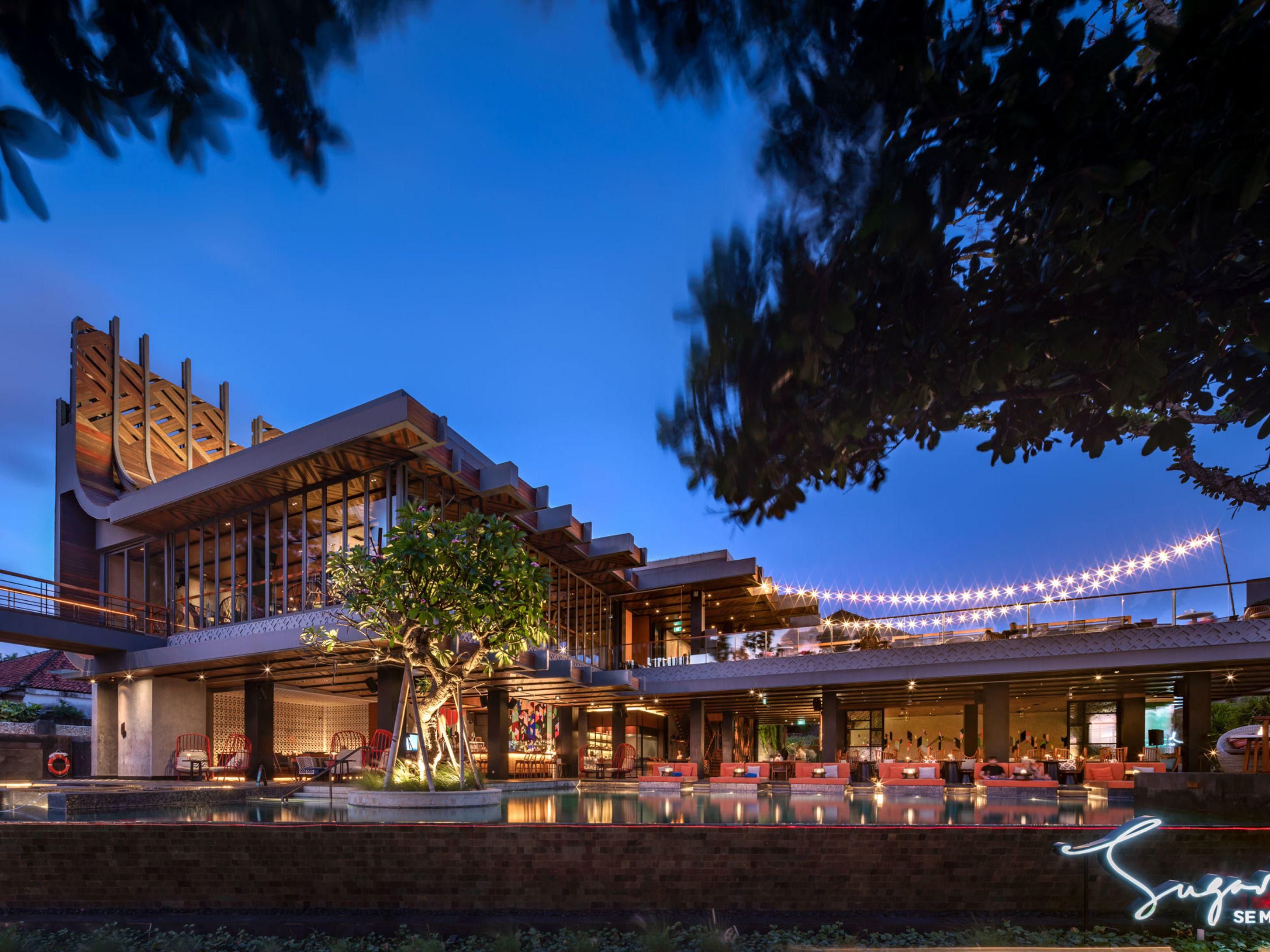 With unparalleled ocean views and a soothing sea breeze, our SugarSand is the best spot for your semi-private gatherings. Presenting a more casual yet engaging ambience surrounded by vivid foliage and the omnipresent element of water, your fun sunset soiree with your close ones will surely be a memorable affair.