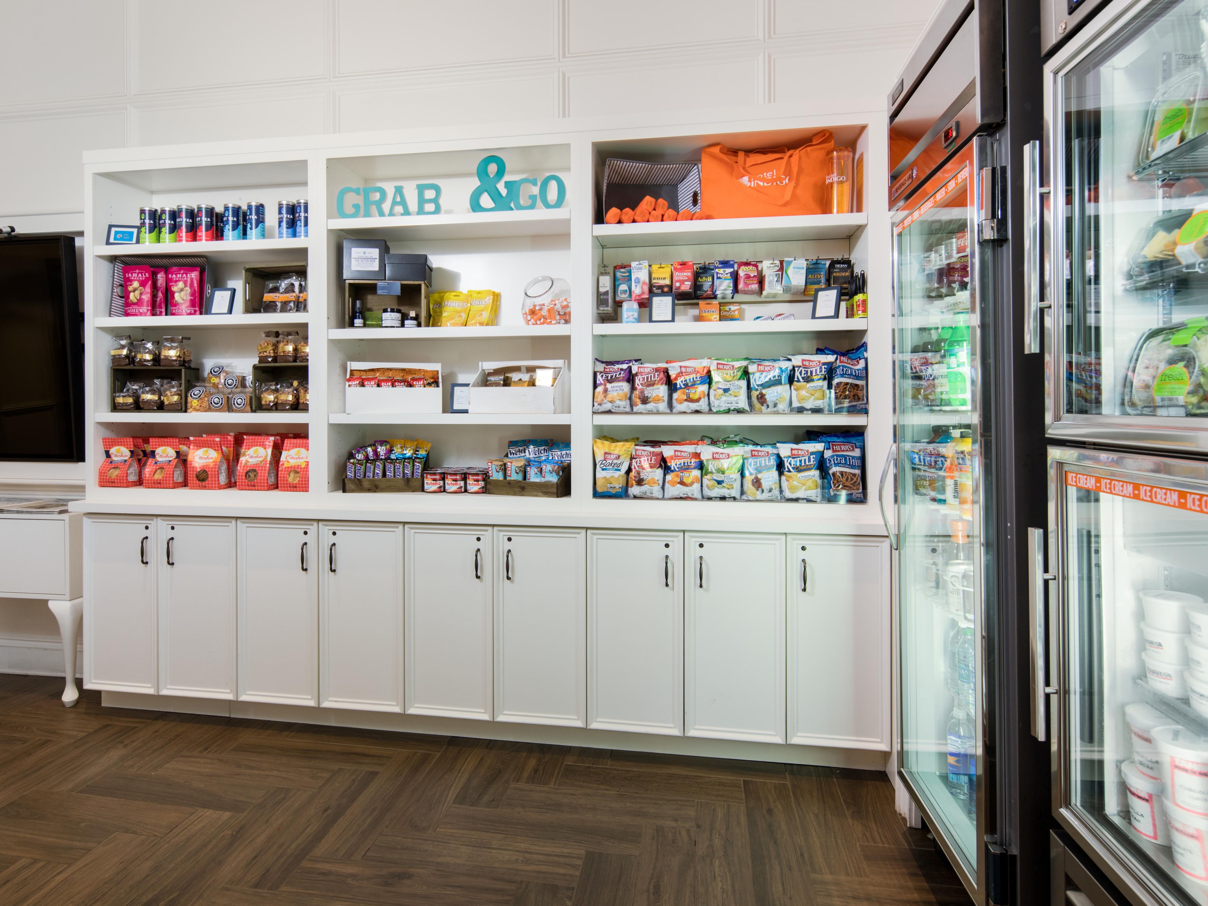 We’ve thought of the little things so you can focus on the good stuff. Enjoy free Wi-Fi, spa-inspired showers, comfy workspaces and a mini-fridge for late-night cravings. Swing by our 24-hour fitness center, print your boarding pass, grab a bite at Poets, or host an event in our top-floor meeting space at our pet friendly hotel in Baltimore MD. 