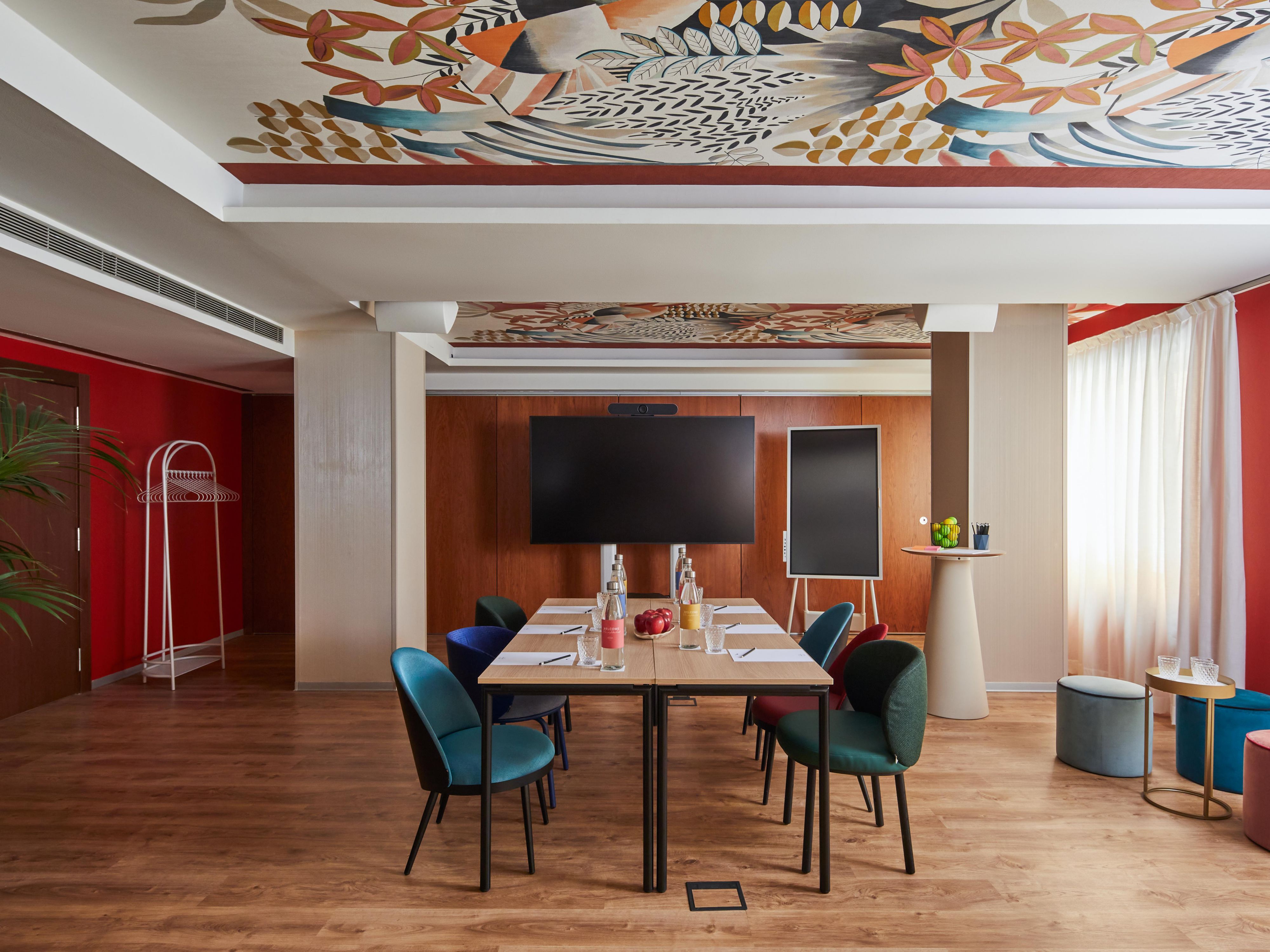 Host your events in our fully customisable meeting rooms, designed to suit your needs. Inspired by the nearby Botanical Garden, their design fosters a refreshing and dynamic atmosphere. Equipped with modern amenities, our meeting rooms ensure a seamless and successful event experience.