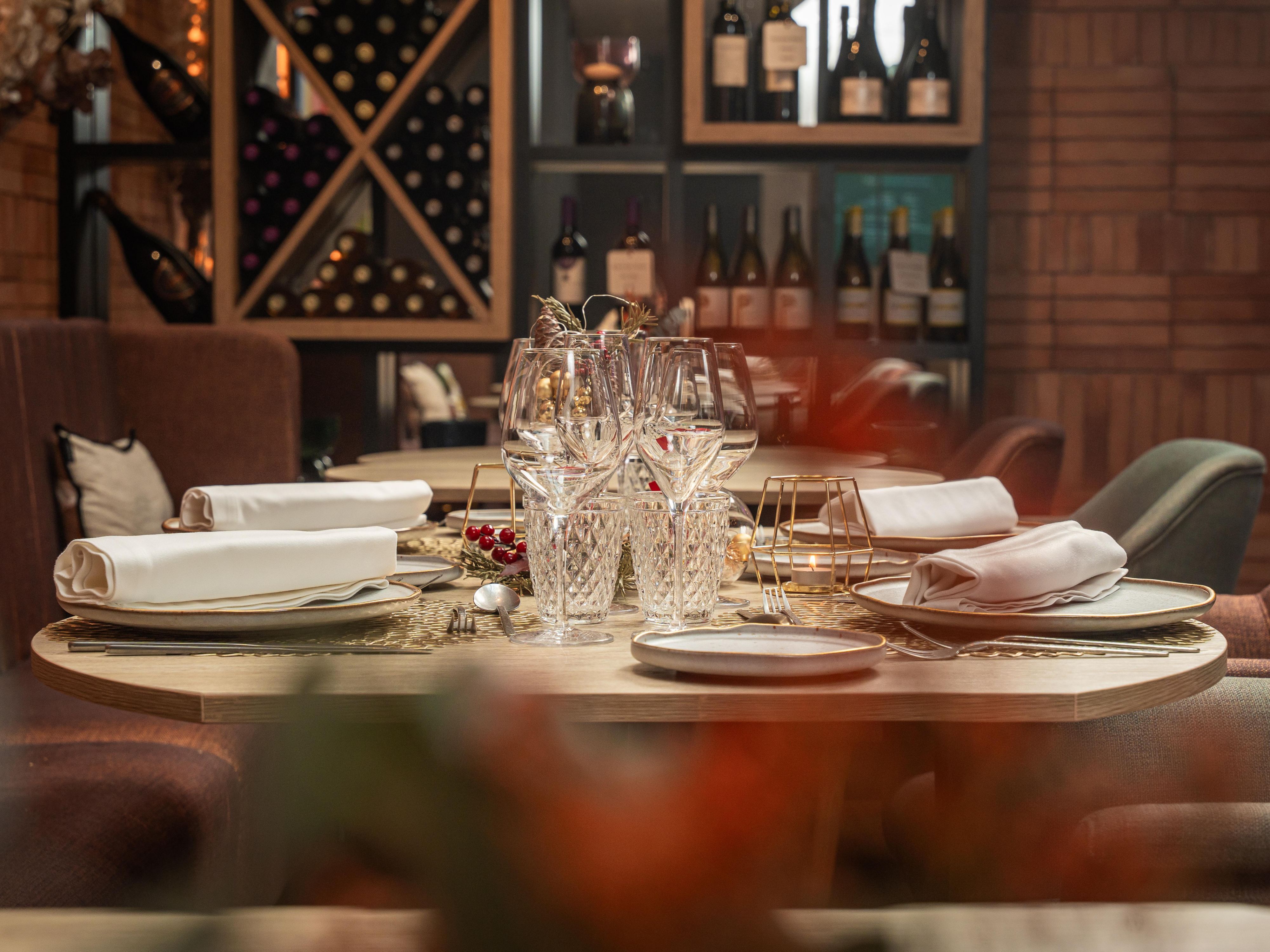 Celebrate the New Year with a unique corporate dinner at Reversible. Enjoy exquisite flavors, a sparkling atmosphere, and joyful moments with family and friends. Make this night unforgettable and start the year with memories that last a lifetime.
