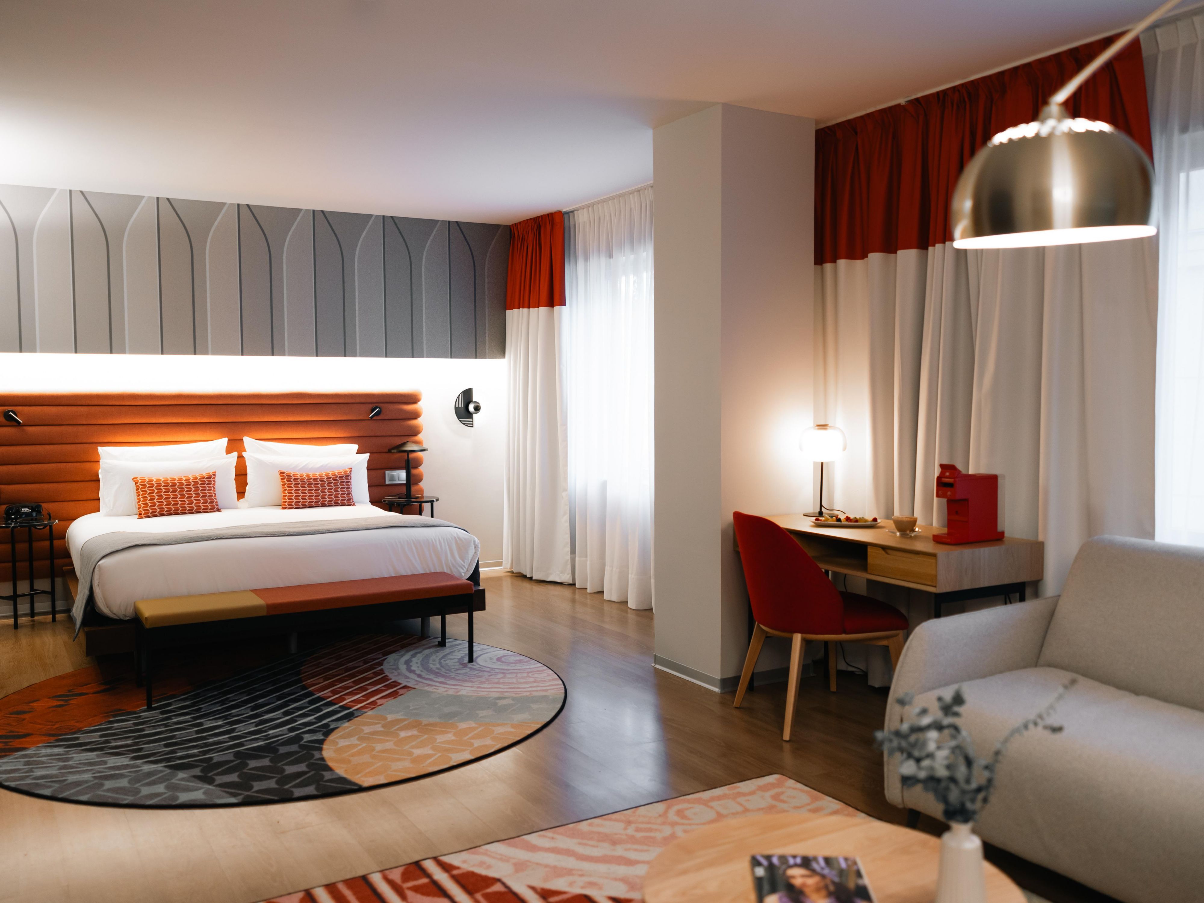 Every corner at our hotel reflects the essence of Barcelona. Our rooms and suites are thoughtfully crafted to blend modern comfort with artistic touches, celebrating the vibrant Sants-Montjuïc neighbourhood. With nods to the Olympics, Universal Exposition, and the region’s rich textile heritage, our design weaves together past and present.