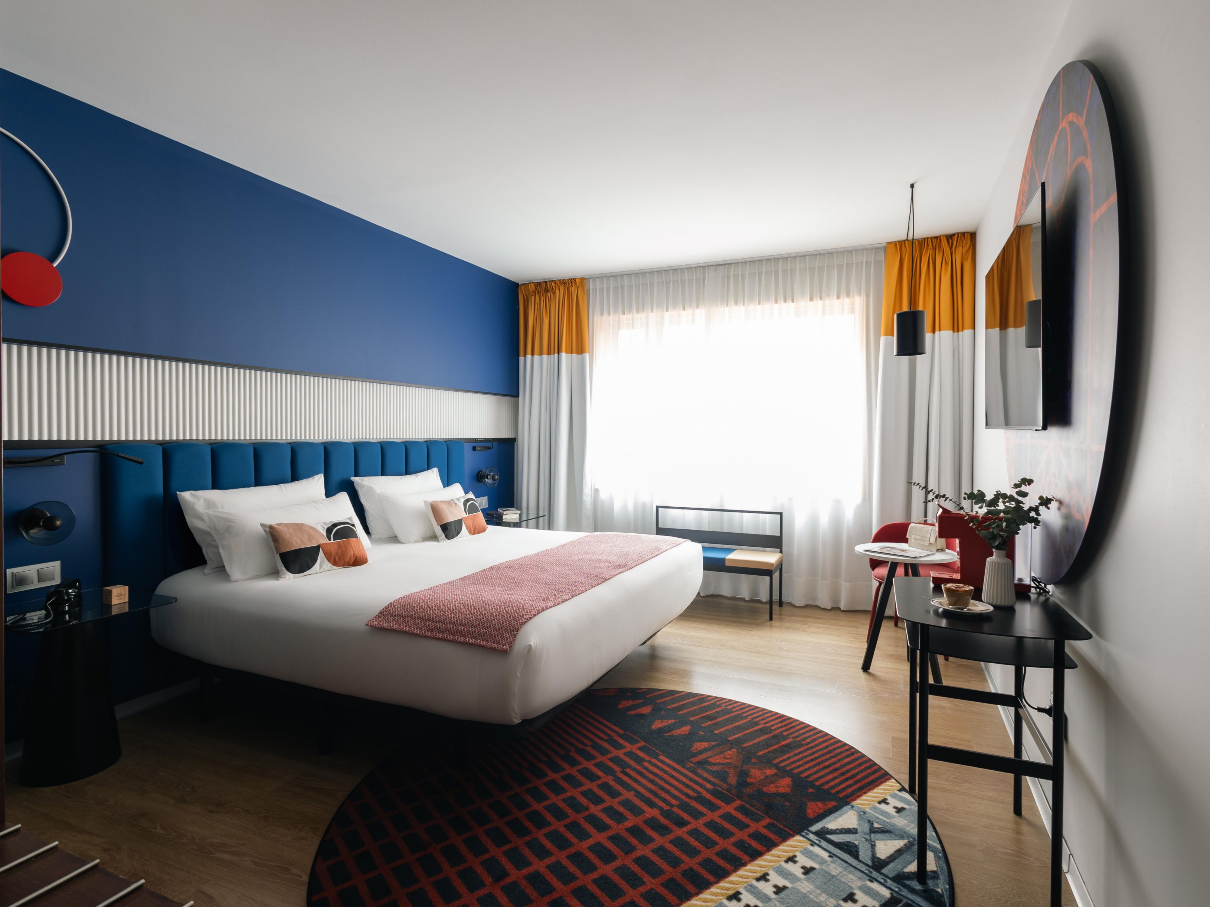 Enhance your stay in Barcelona with our premium rooms, where exclusive perks await. Enjoy a complimentary minibar, thoughtfully stocked for your comfort, and savour the flavours of Spain with 10% off at Reversible, our vibrant tapas restaurant. A stay designed for indulgence, in the heart of the city.