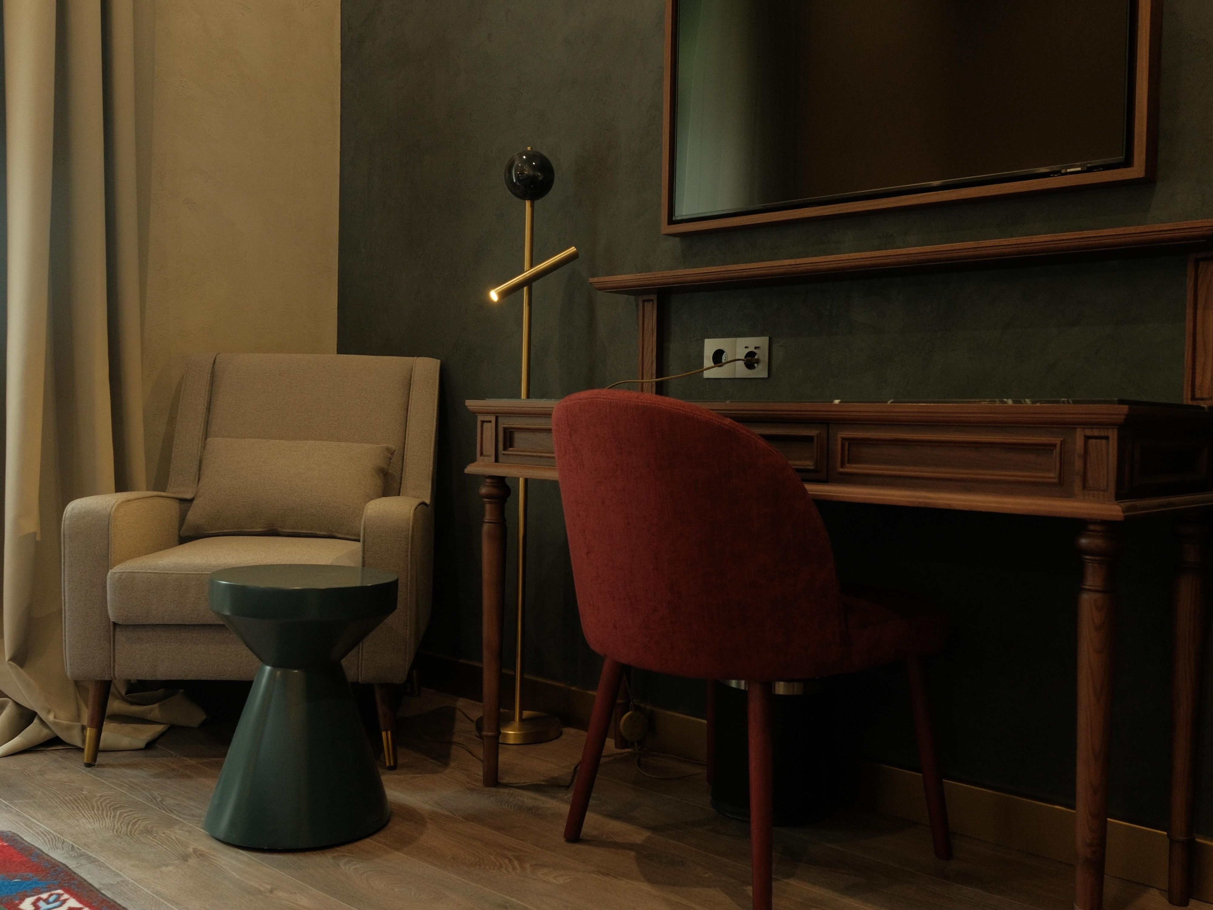 Each room features its own unique design, reflecting the building’s heritage and neighborhood character. Guests enjoy high-quality bath amenities, a coffee and tea setup, bathrobes, and slippers for added comfort.