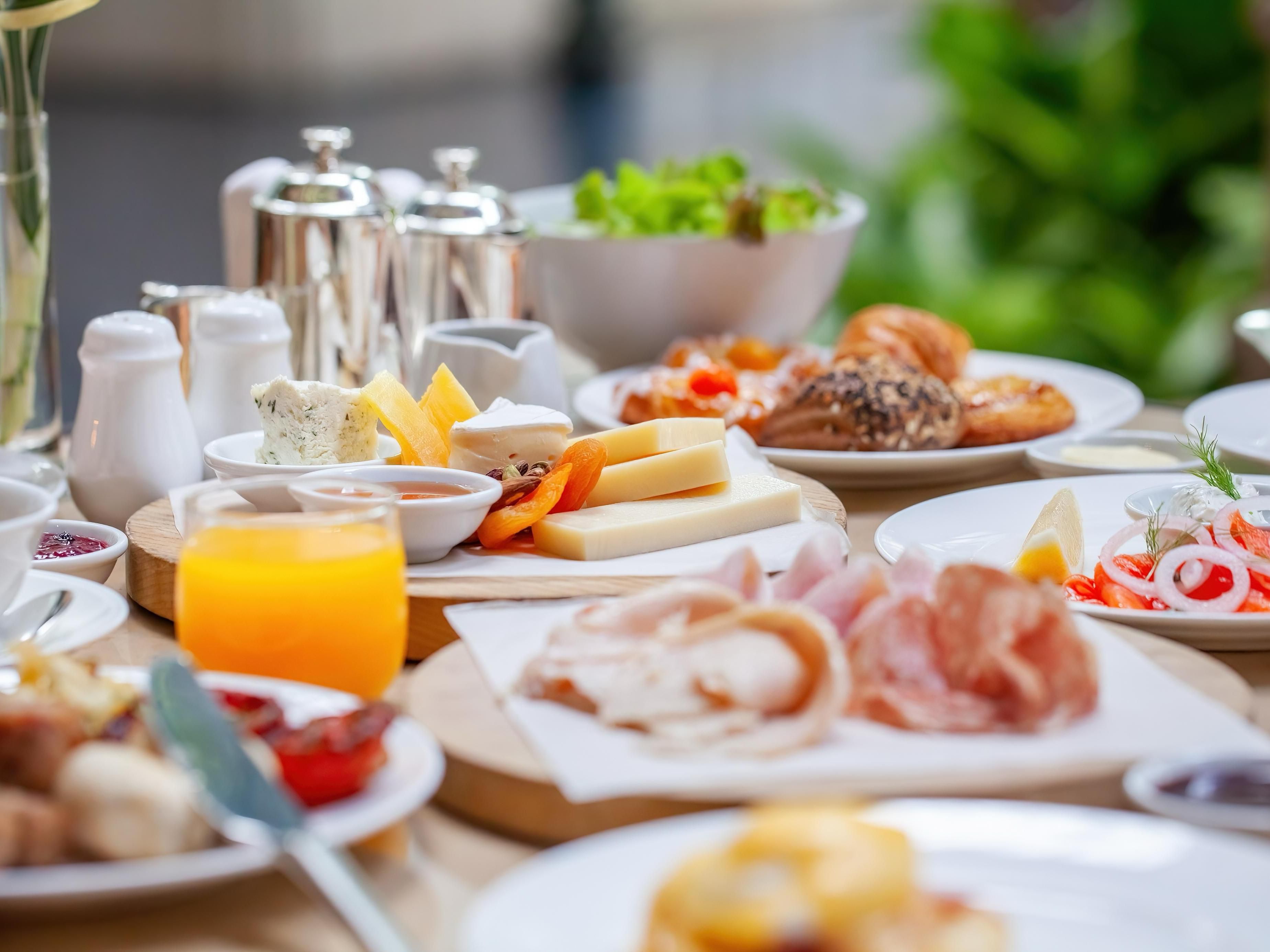 Guests can enjoy a continental breakfast or choose from an à la carte menu featuring fresh pastries, local flavors, and barista-style coffee all served in the elegant setting of Brasserie 1900.