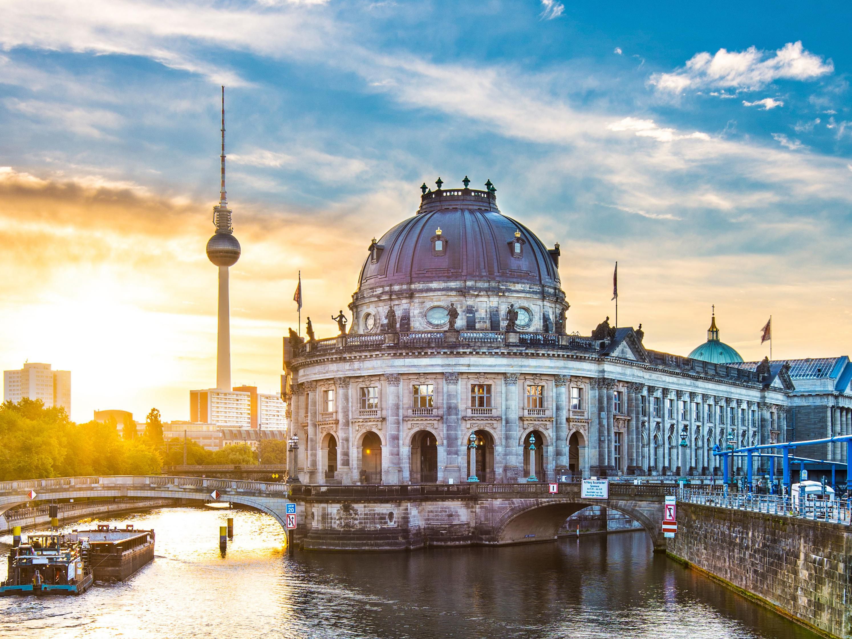 Thanks to our excellent location—just 200 meters from Zoologischer Garten Station—you’ll have more time to enjoy the beautiful things in life. From here, Messe Berlin is just 15 minutes away, Berlin Hauptbahnhof is 7 minutes, and all major city attractions are within a 20-minute reach.
