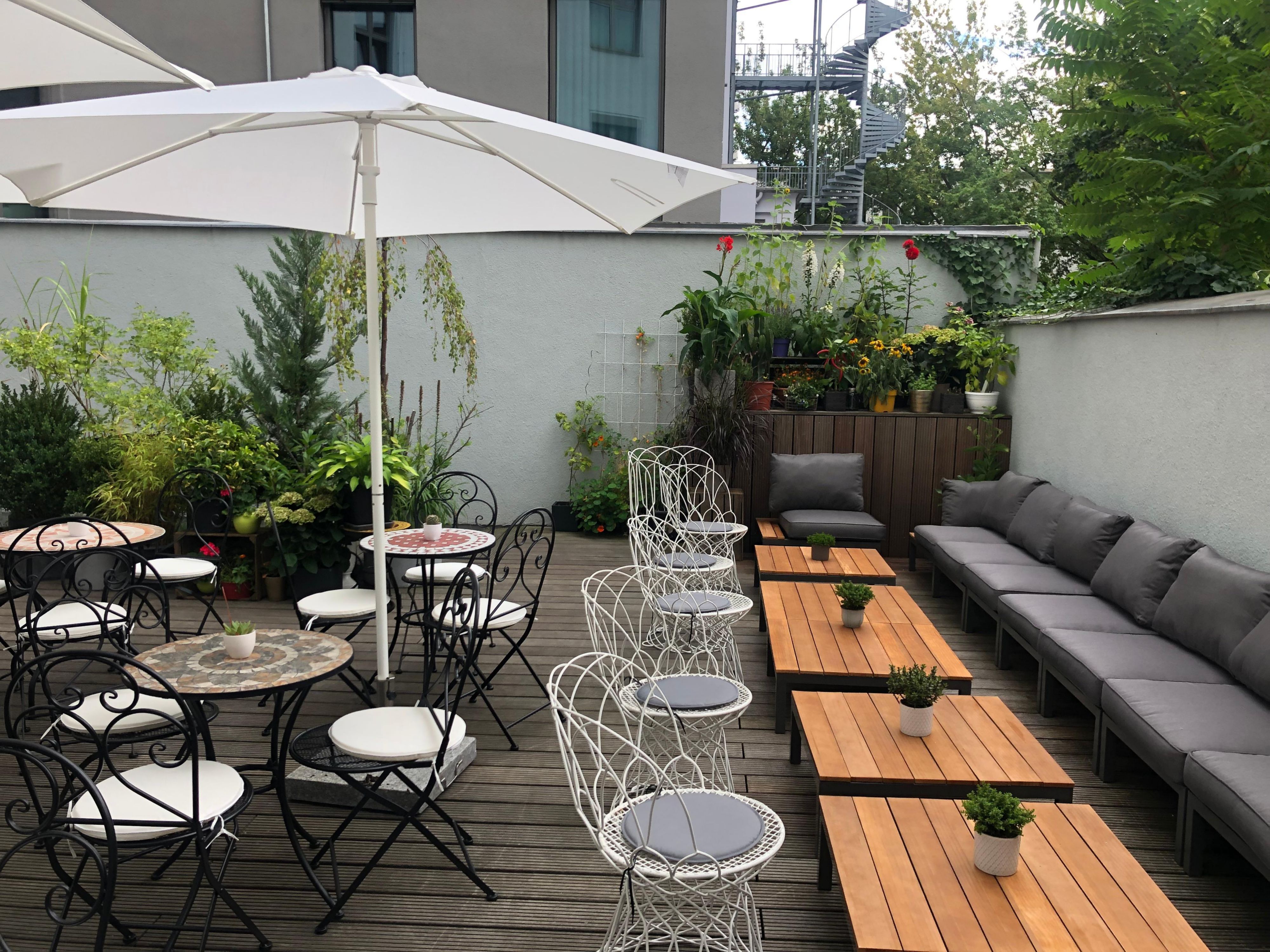 Right in the vibrant heart of Berlin, our terrace offers a peaceful retreat. Escape the city buzz, take a deep breath, and simply unwind. Whether it’s a morning coffee, a full breakfast or an evening drink, the terrace is the perfect spot to recharge and enjoy the moment.
