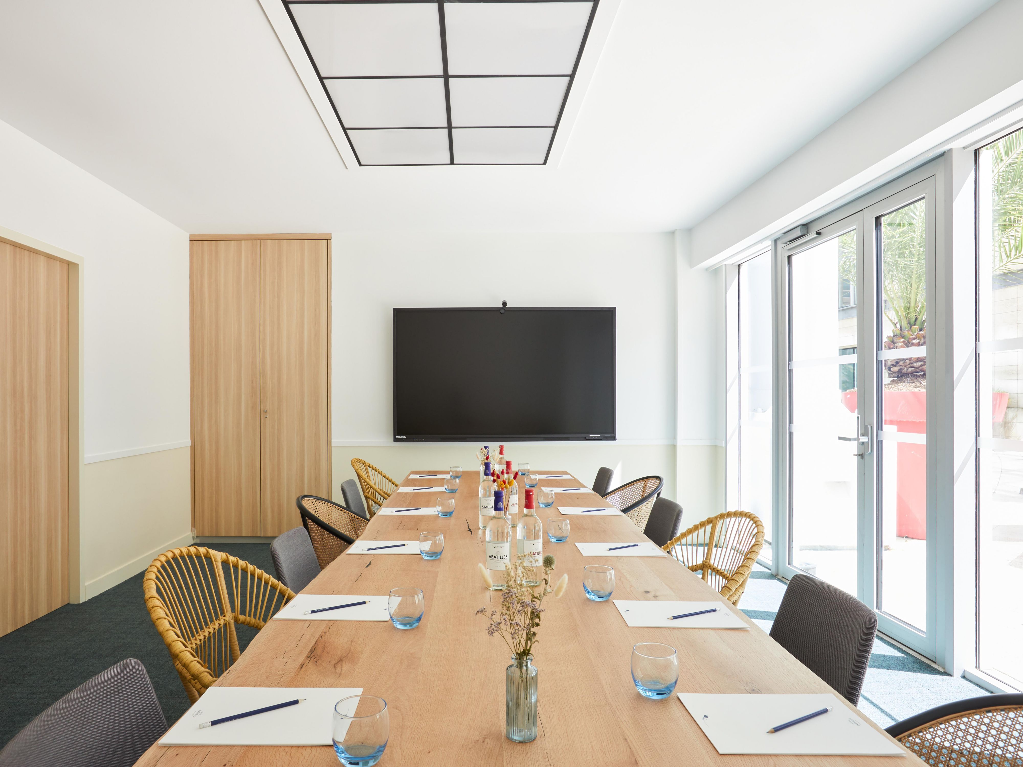 Host your next event in one of our five versatile meeting rooms, equipped with state-of-the-art technology and customisable services. Whether it’s a business meeting or a social gathering, our dedicated team ensures a seamless and professional experience. Turn your Bordeaux meetings into masterpieces!