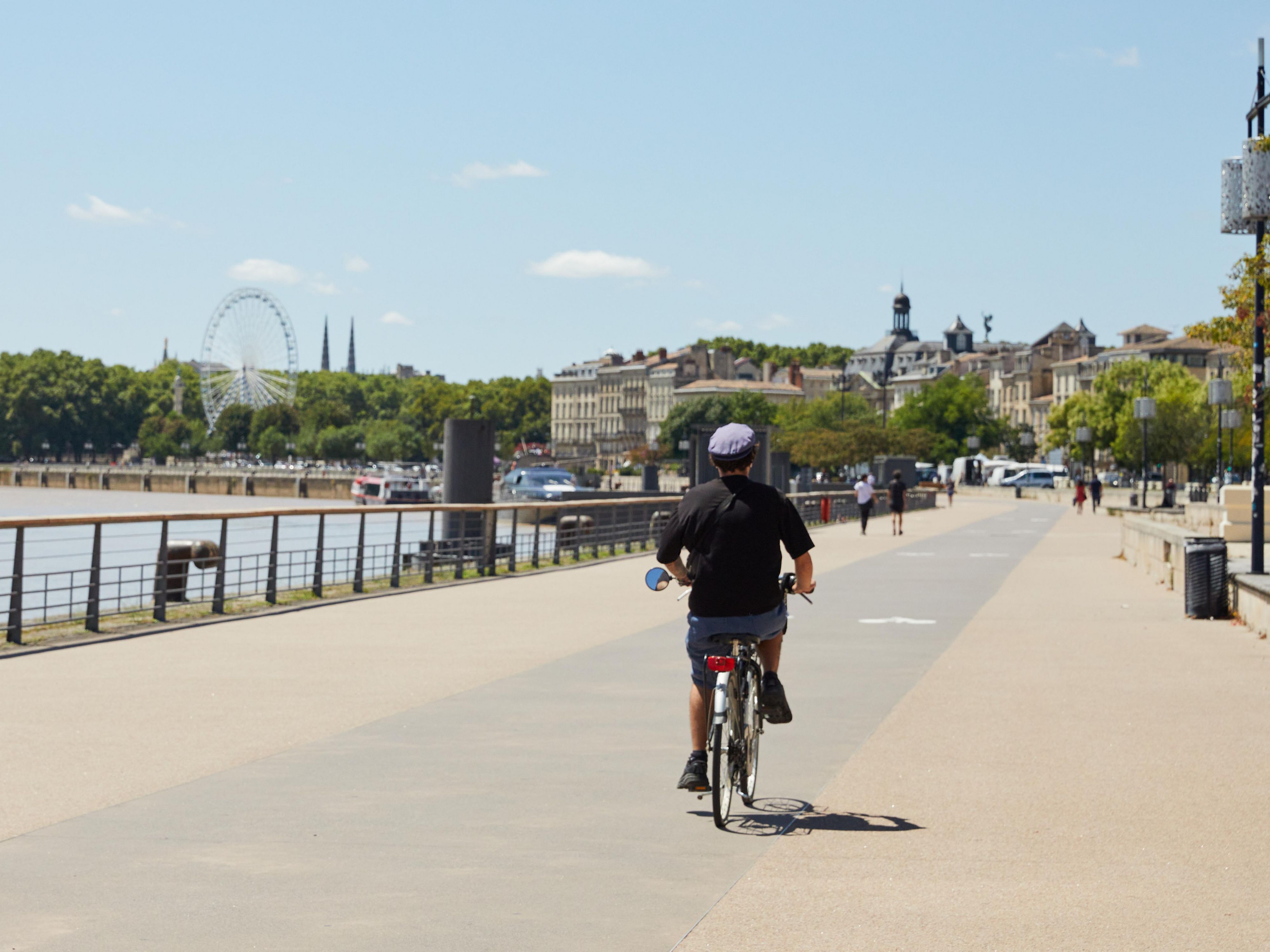 Boasting a prime location in the heart of the Chartrons district in Bordeaux, our boutique hotel is just moments from top attractions like the Cité du Vin and the Jardin Public. Enjoy easy access to the city's vibrant cultural and historic sites, all within walking distance from our boutique hotel.