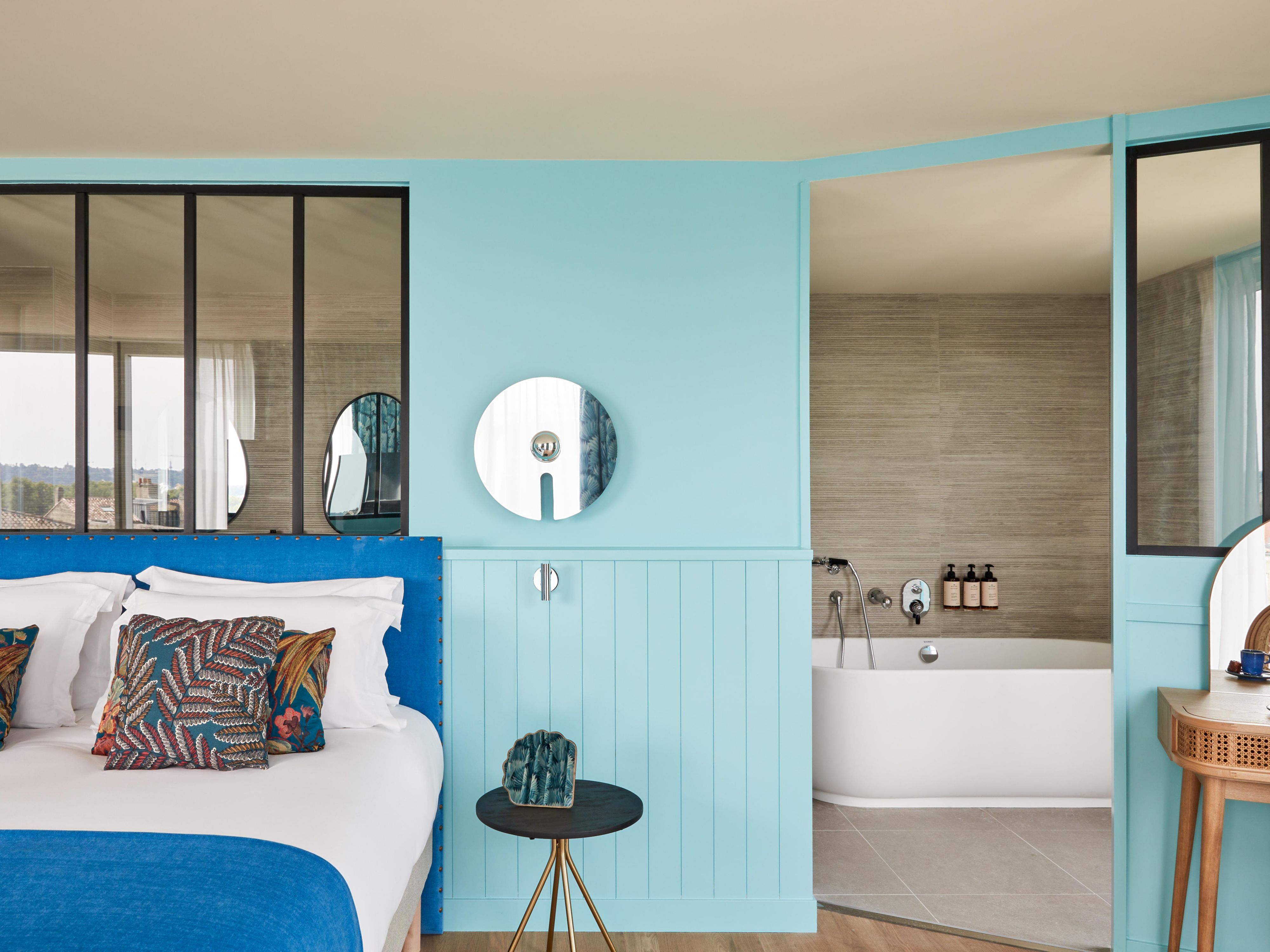Choose from our collection of stylish designer rooms and suites inspired by the famous Arcachon Bay. From luxurious amenities to plush bedding, every thoughtful detail has been curated to provide a unique experience with a relaxed coastal charm.