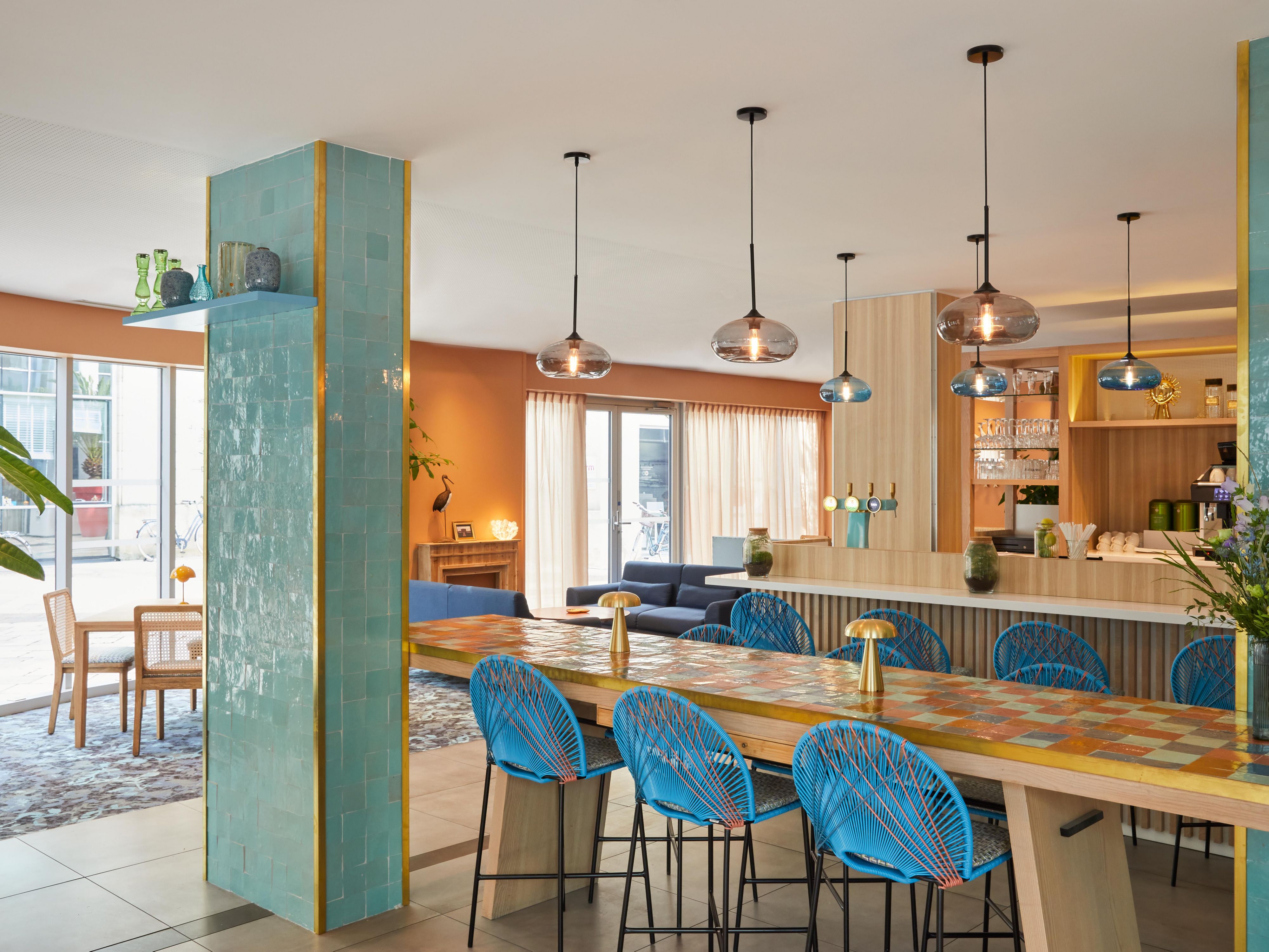 Modern, inspiring and fully connected, The People’s co-working space in Bordeaux provides an ideal environment for productivity and creativity. Designed for both work and relaxation, it offers a comfortable setting and a high-quality food selection. Bring your laptop, focus on your projects and enjoy the perfect balance of efficiency and wellbeing.