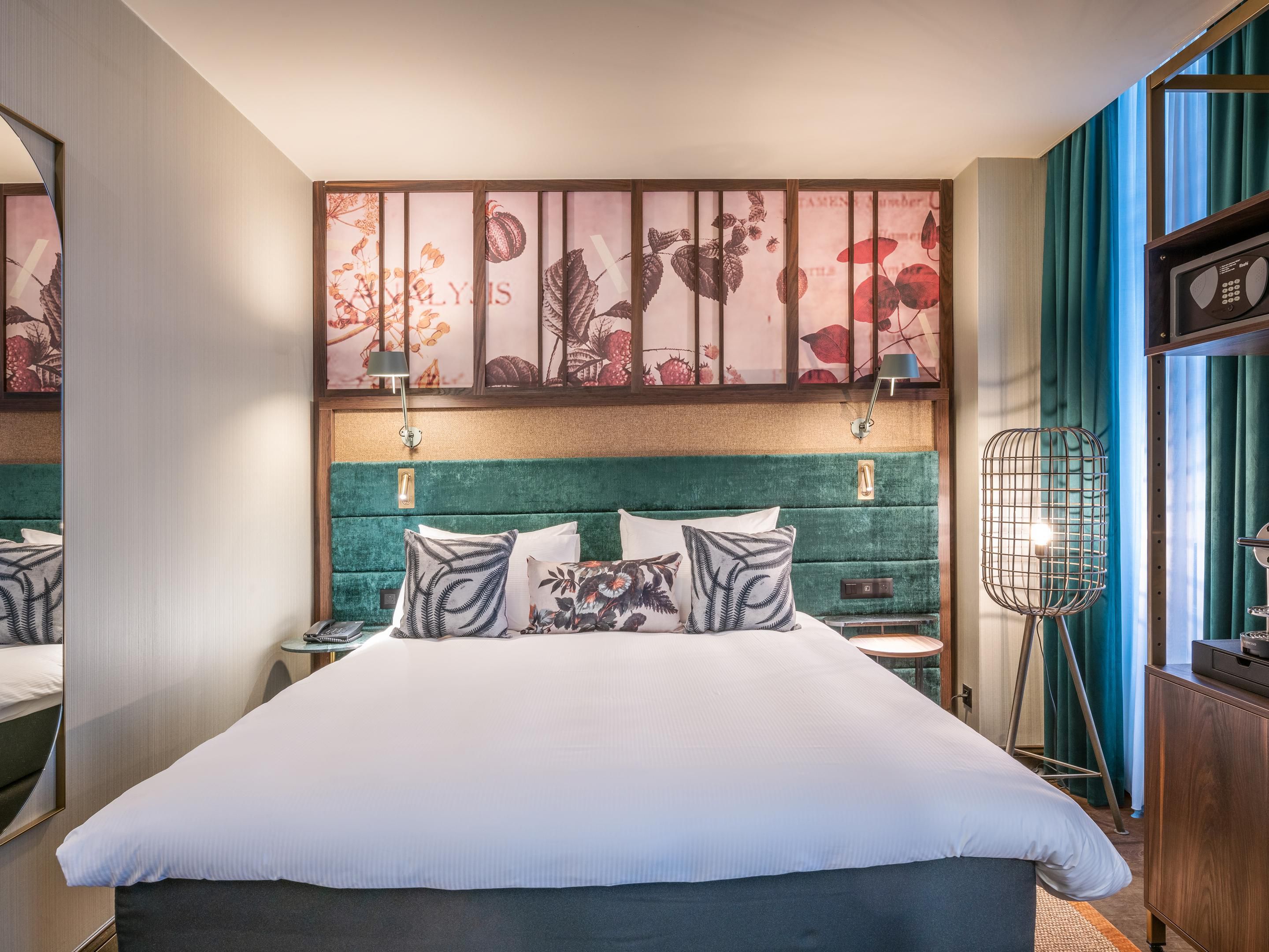 Step into the neighborhood spirit with Indigo. The Brussels Experience lets you explore the city with a 48h hop-on hop-off tour and local beer tastings, while the Longer Weekend Stay gives you time to linger with late check-out, breakfast, food & drink perks, and cocktails. Two ways to live Brussels, the local way.