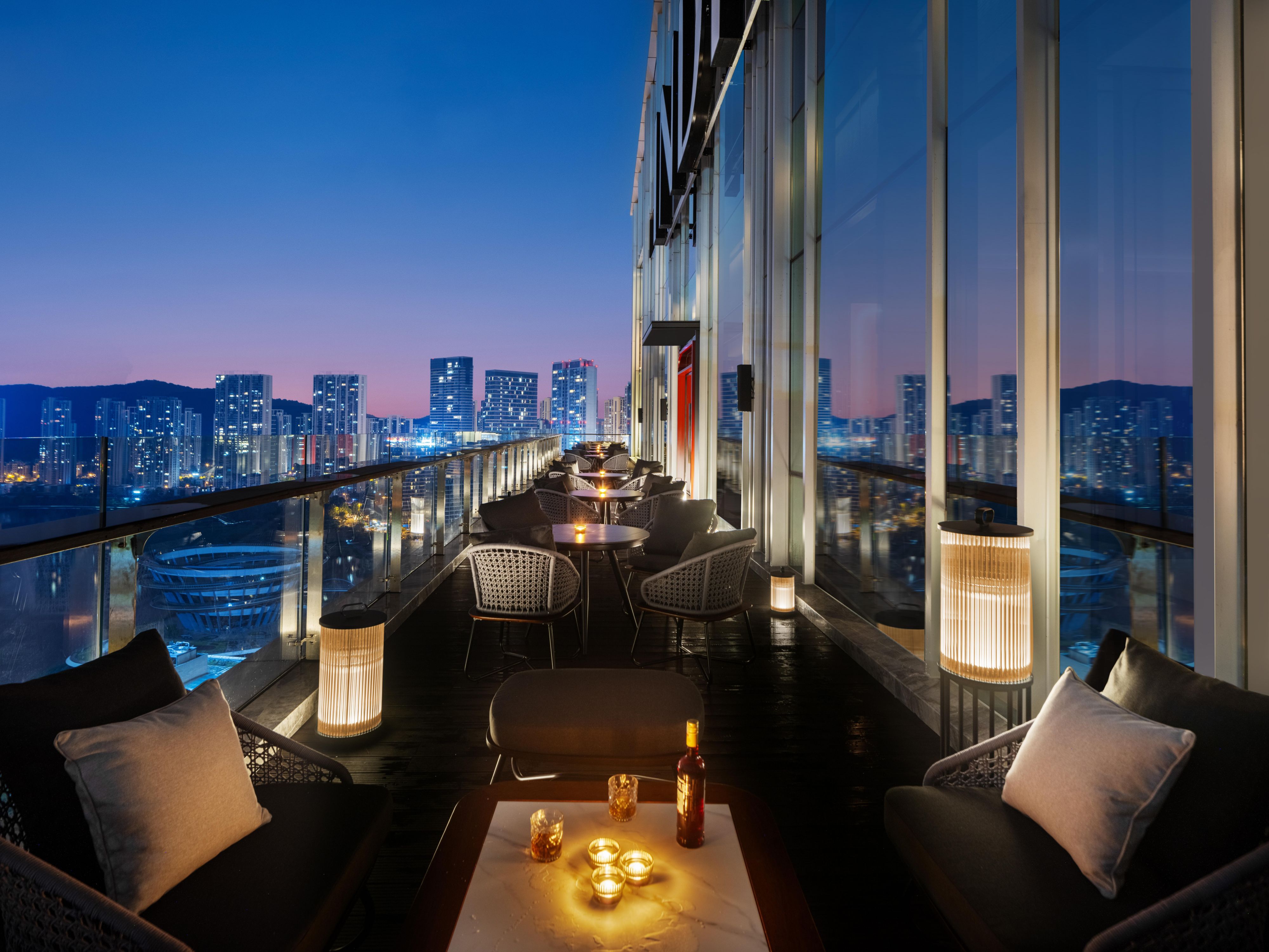 From the outdoor terrace, one can indulge in the breathtaking scenery of Meixi Lake. As night falls and the stars twinkle brightly, a tipsy ambiance evokes the carefree and unrestrained spirit of ancient literati raising their cups to the moon.