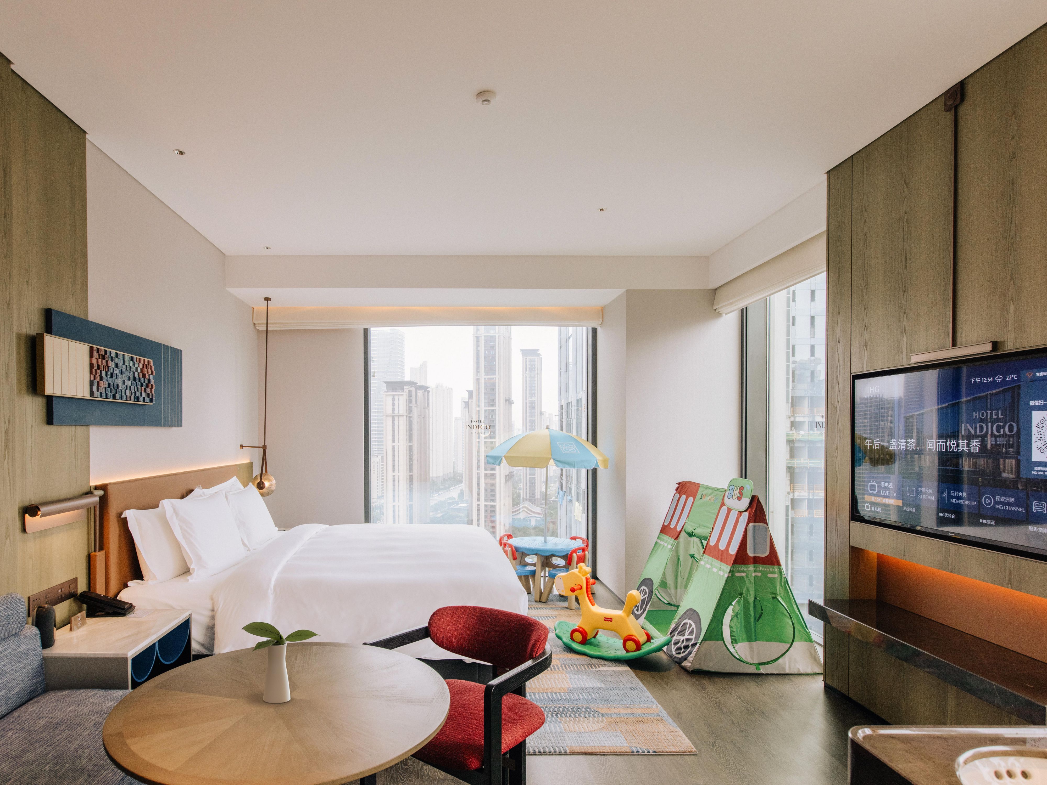 We have carefully prepared parent-child themed guest rooms and a variety of joyful benefits for family guests. We invite children to explore the local neighborhood stories, offering a fun-filled and diverse experience that blends play with growth, creating a happy holiday.