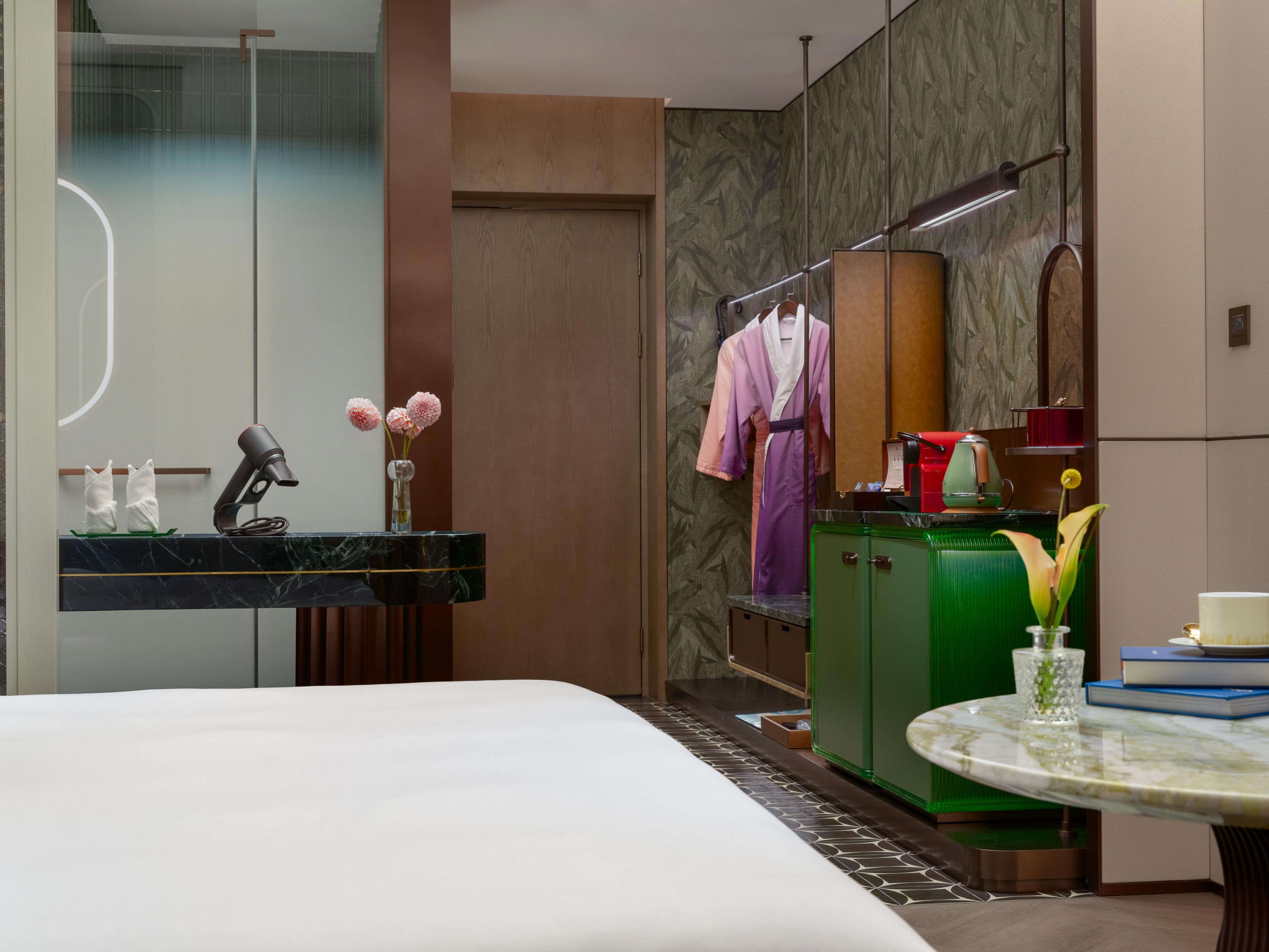 迷你吧包含当地特色饮品及小食