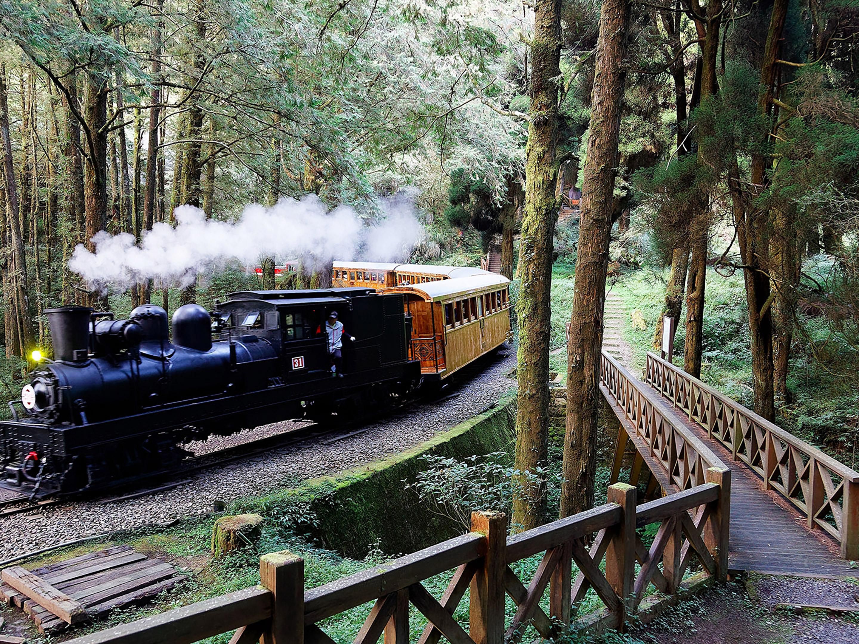 我们提供饭店至阿里山森林游乐区与奋起湖的接驳车服务（房客免费），如果您需要接驳服务，敬请致电05-258-6800转0预约。