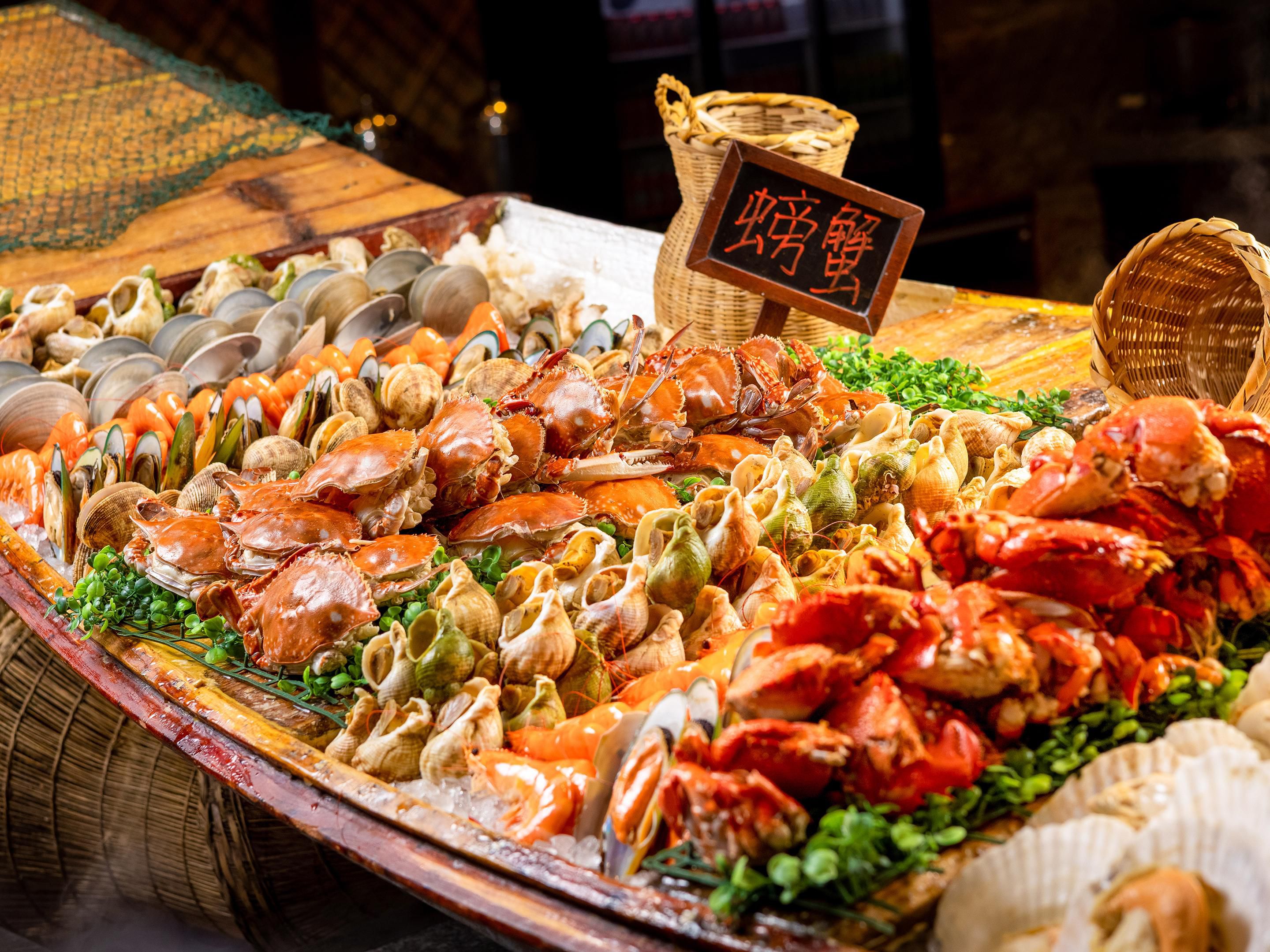 酒店全日制餐厅-长街|邻里餐厅最多可容纳 220 位顾客同时用餐，餐厅借鉴久负盛名的大理白族三月街元素打造，将餐厅空间设定在热闹非凡的三月街上，运用集市元素营造热络、丰盛的用餐空间。全年常开的自助晚餐已然成为了酒店餐饮的一项必体验项目。