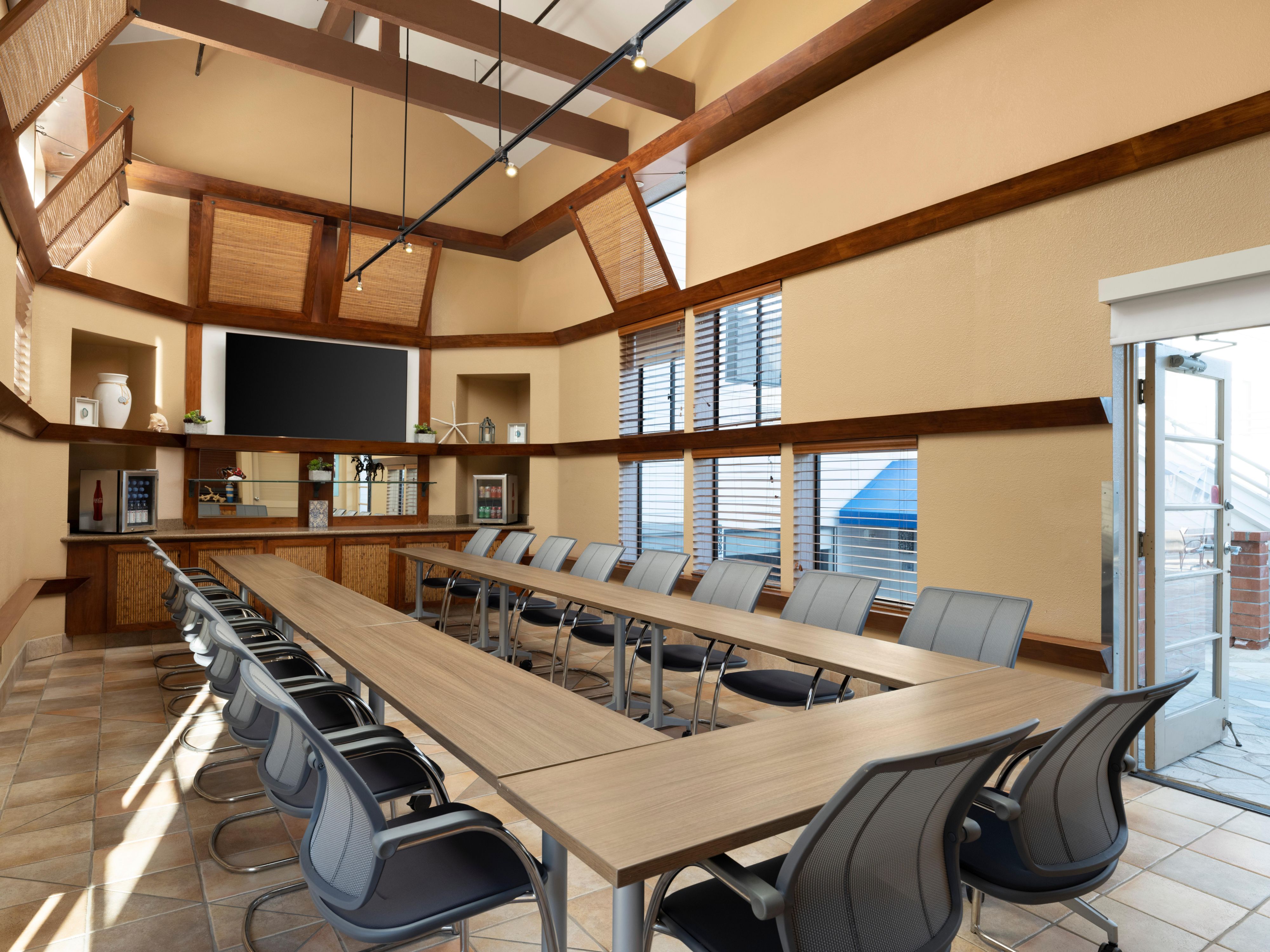 Host small meetings, presentations, or receptions in a 576 sq. ft. venue at Hotel Indigo San Diego Del Mar. With seating for up to 30 guests, natural light, blackout options, and digital connectivity, this meeting room is ideal for business events, board meetings, and intimate gatherings.