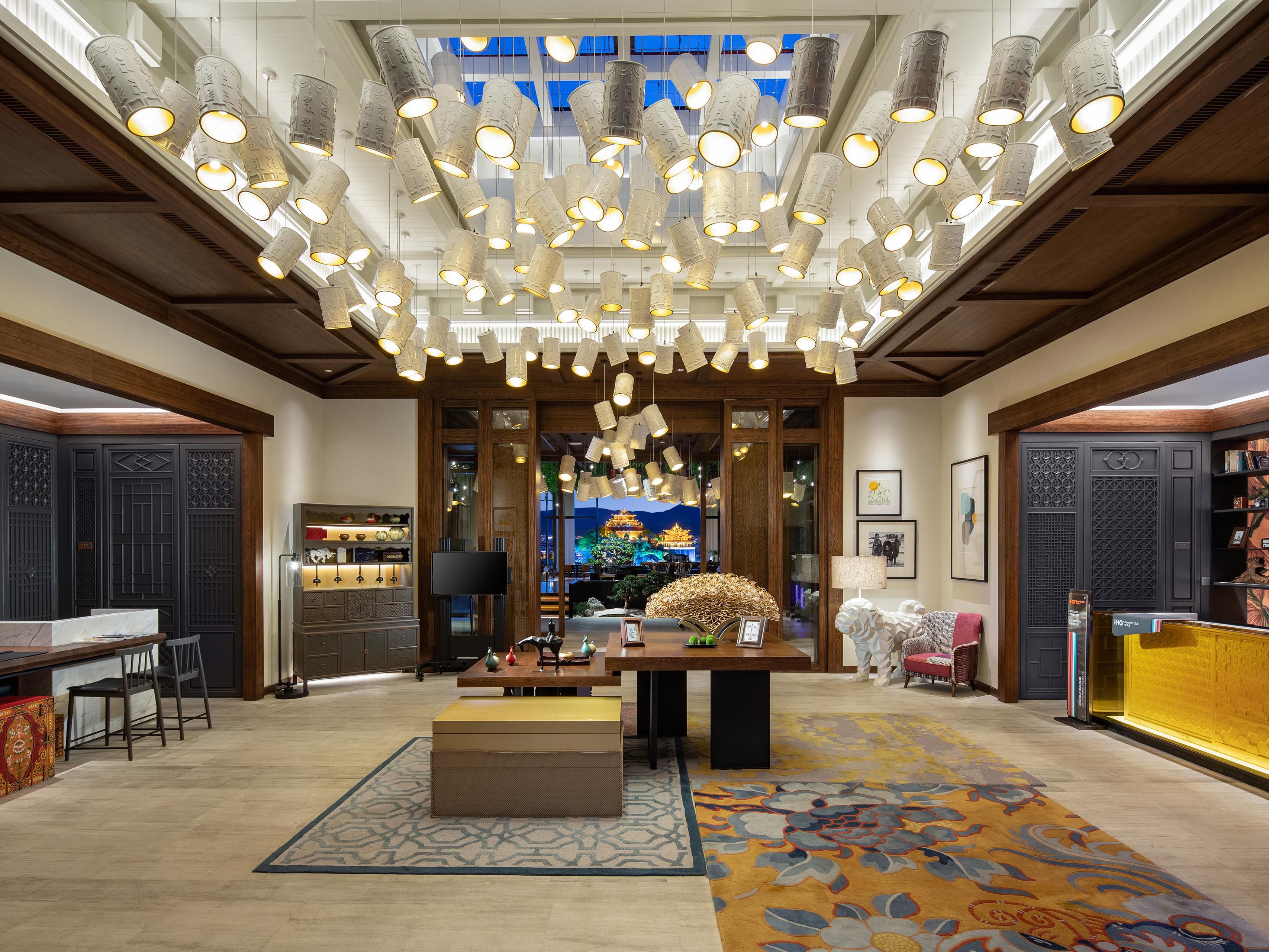 At the Shangri-La Thangka Art Center, delve into the craft of Thangka painting, embracing the quintessence of Tibet's cultural legacy and the distinctive elegance of Tibetan artistry. Please feel free to reach out to our Front Desk for more information.