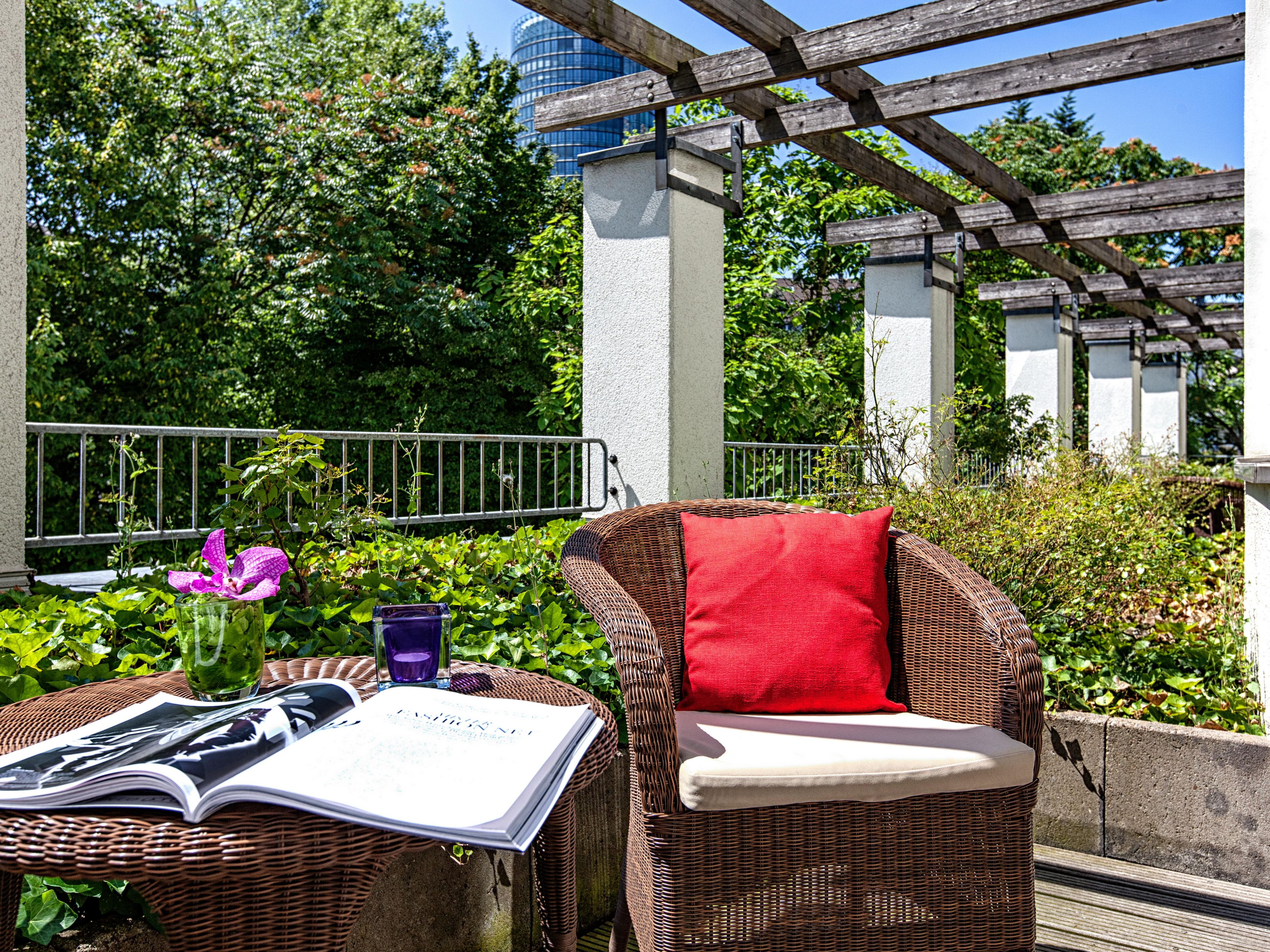 Step out to our beautiful outdoor terrace and enjoy the scenery and culture of Düsseldorf. Our terrace overlooks a scenic garden, creating a peaceful setting in the heart of Düsseldorf Pempelfort district – the place to be seen in the summer. We also have several rooms and suites with private terraces for dining, relaxing, and taking in city views.