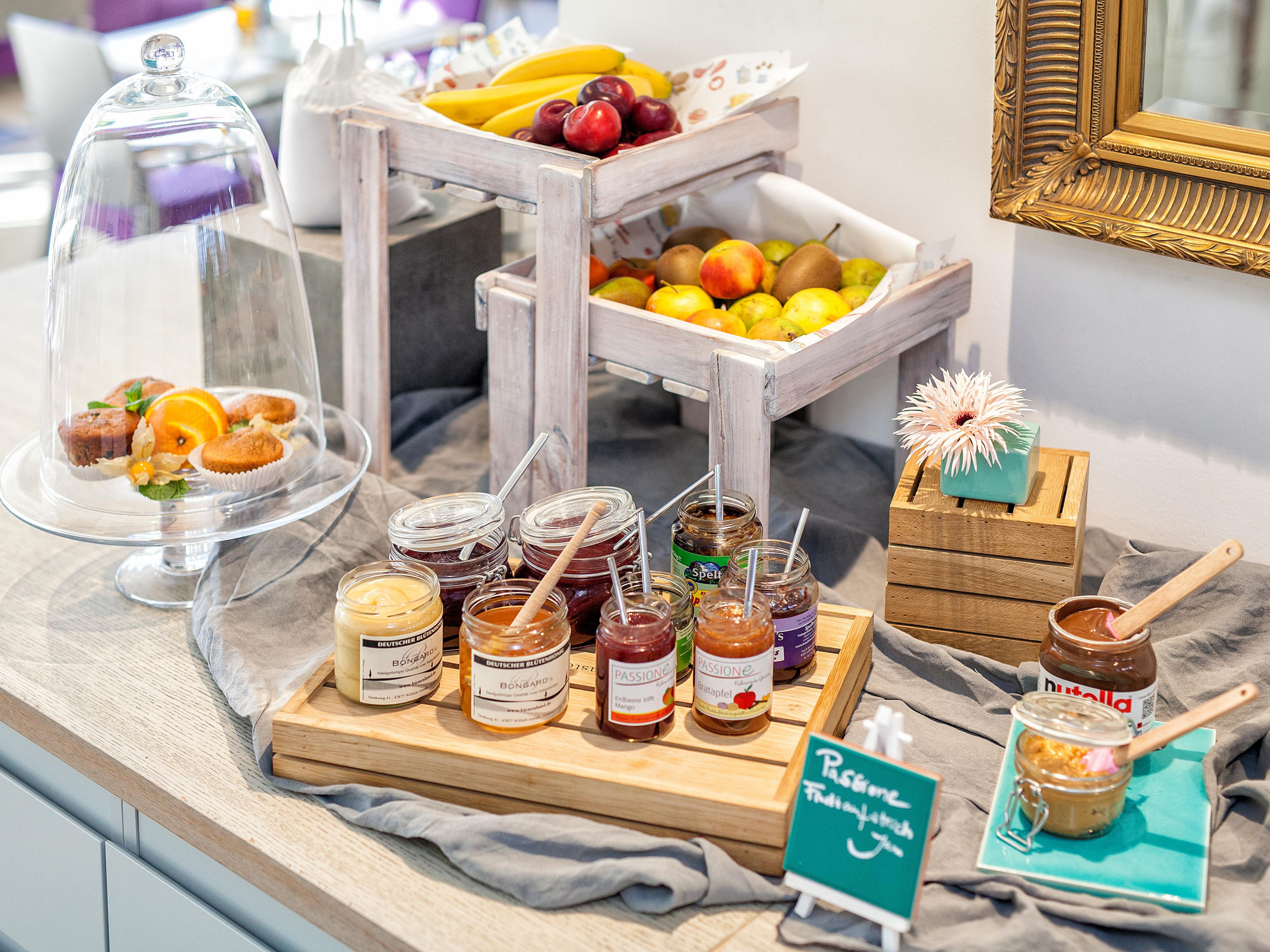 Start your day with a delicious breakfast infused with the Rhenish flavours of Düsseldorf. Inspired by the fashion district, [A]Dress Kitchen & Bar offers a menu of breakfast favourites, including omelets, eggs benedict, smoothies, and German classics. Relax with a coffee and regional cuisine made from fresh, seasonal products in our kitchen.
