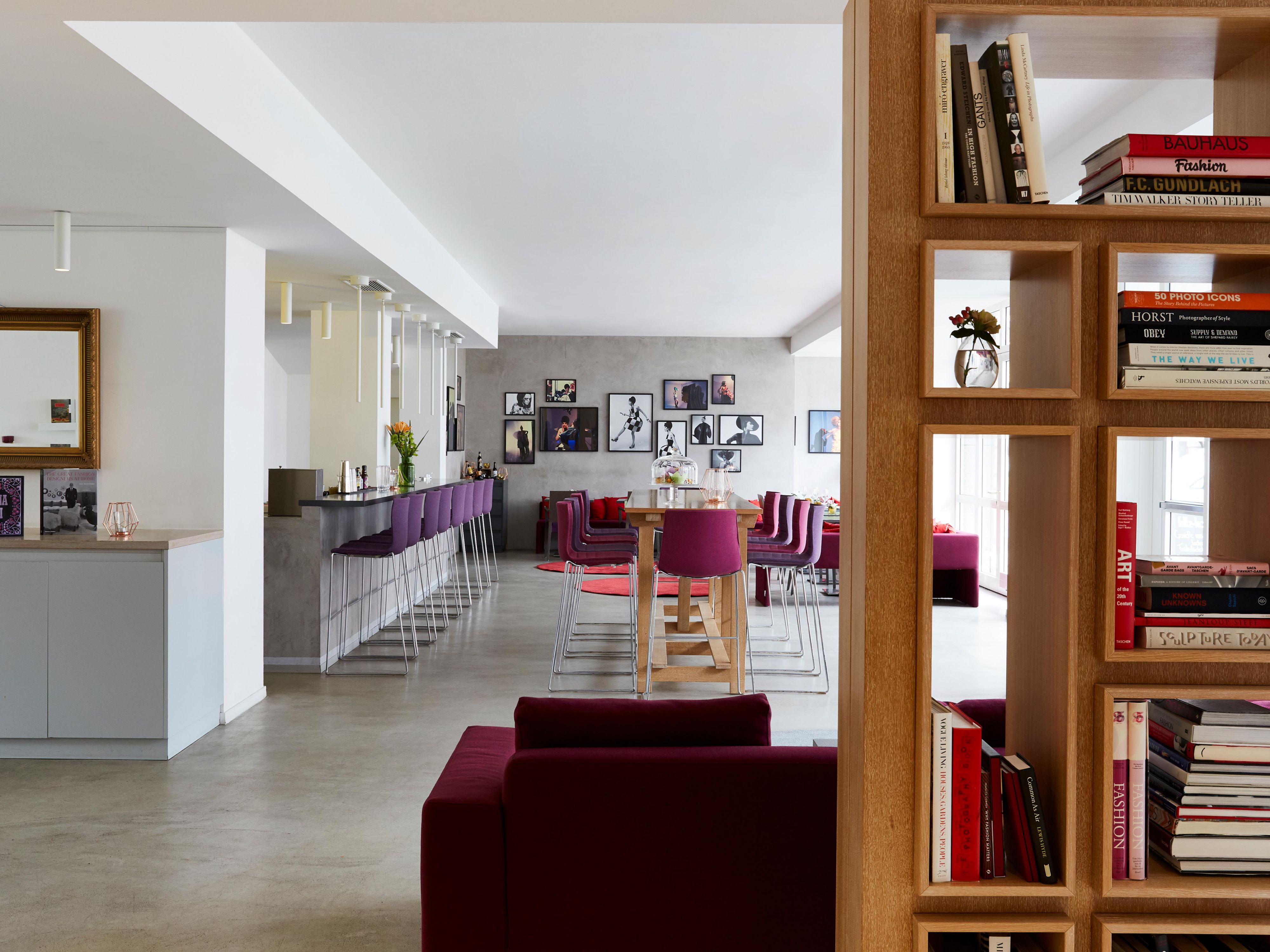 Step into the trendsetting aesthetic of our lobby with a mural by artist Armin Morbach and photographs depicting the fashion of Düsseldorf. Designed to engage, our lobby features a library and a restaurant and bar serving the food of Rhineland. Recreating the style of Düsseldorf, our boutique hotel celebrates art and its many expressions.