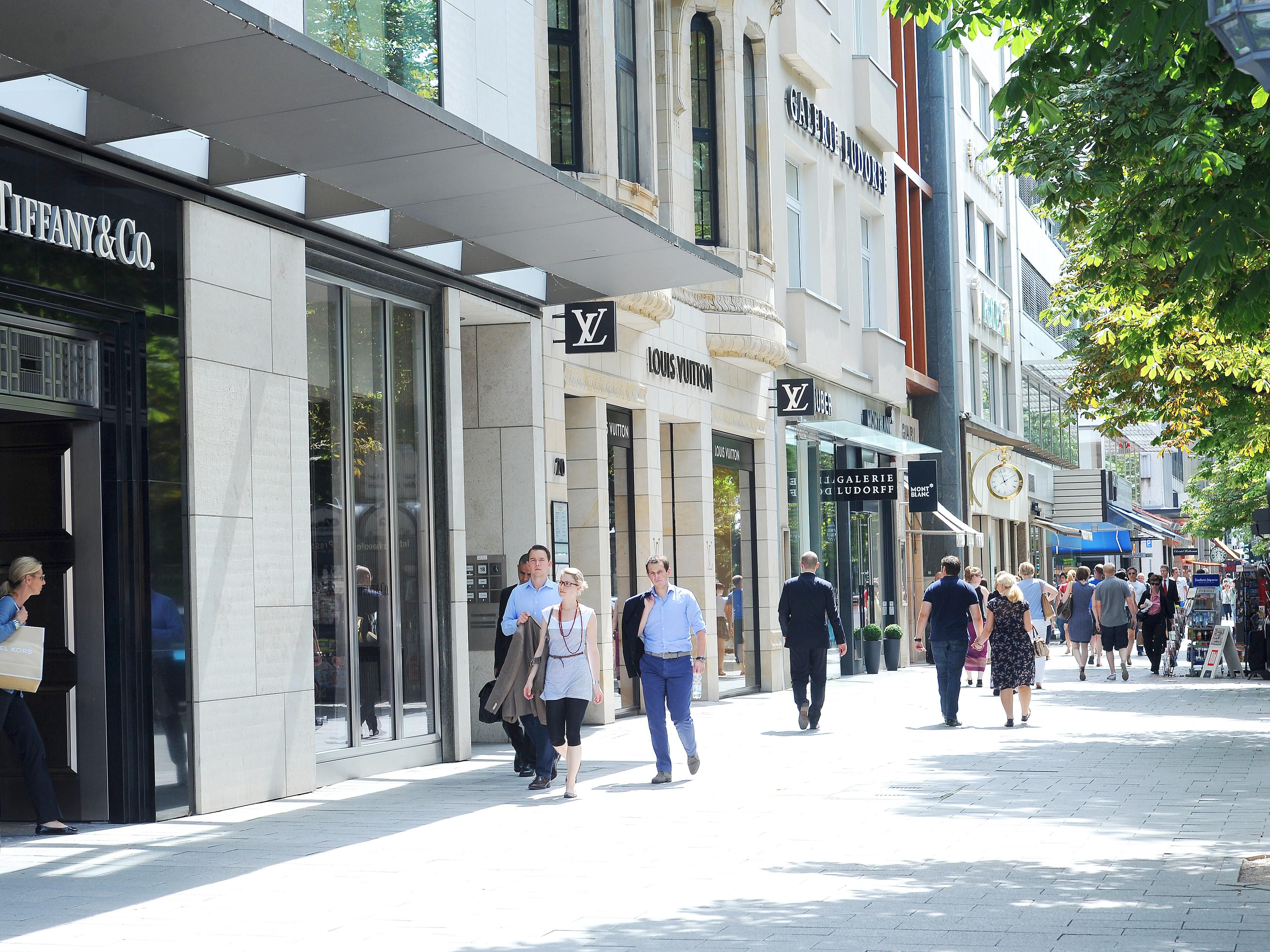 If your looking for a relaxing day surrounded with nature the japanese Garden in the north park is the place to be. There you can experience the beatuiful flora and fauna of the far eastern culture. For all our shopping fans the Königsallee and Kö-Bogen ist the perfect place with it being one of the largest luxury boulevards in the world.