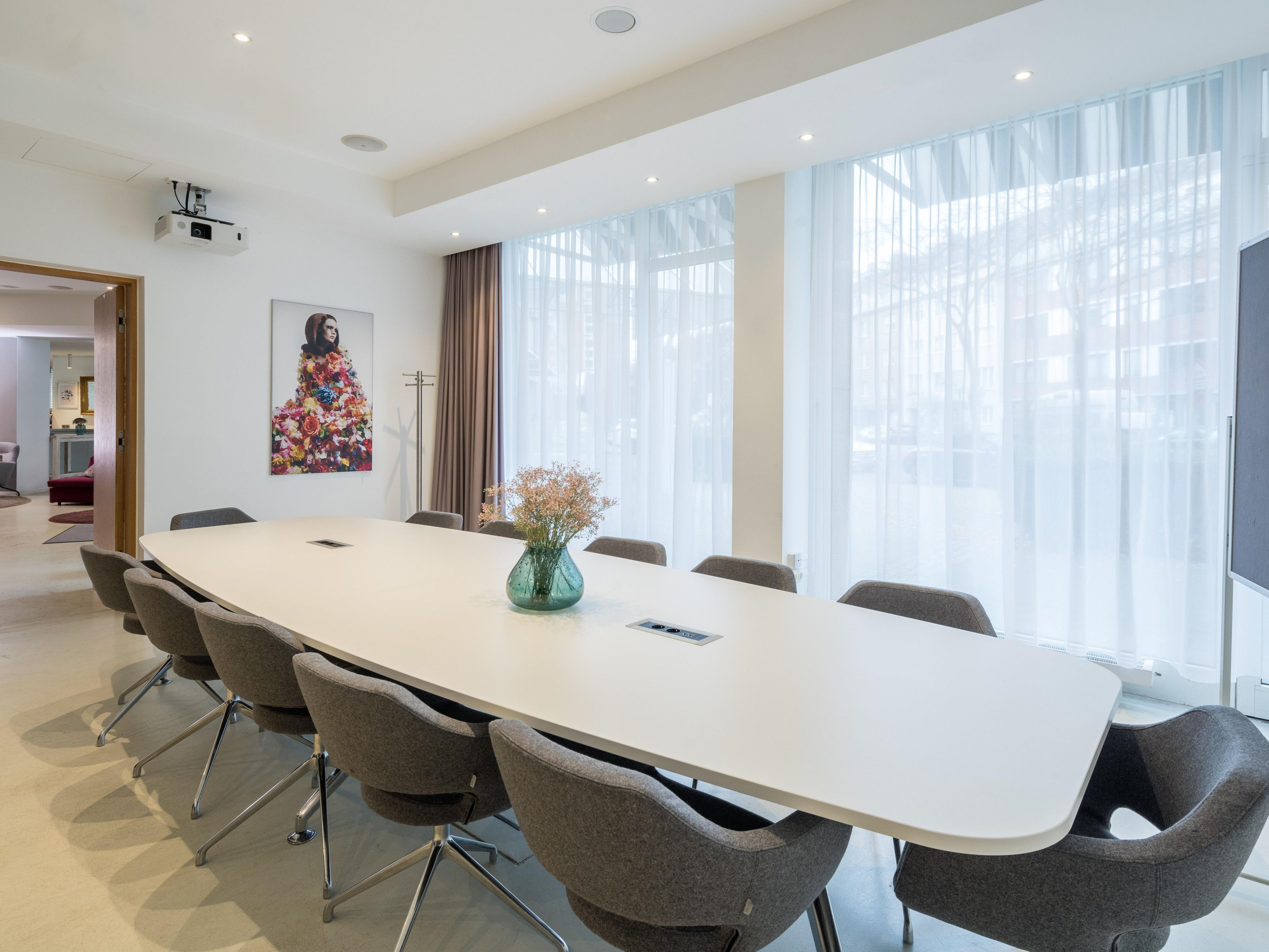 Our light-filled boardroom accommodates up to 12 people – perfect for successful meetings. Stay in stylish rooms with feel-good bathrooms. For group inquiries and more information, we are happy to assist.