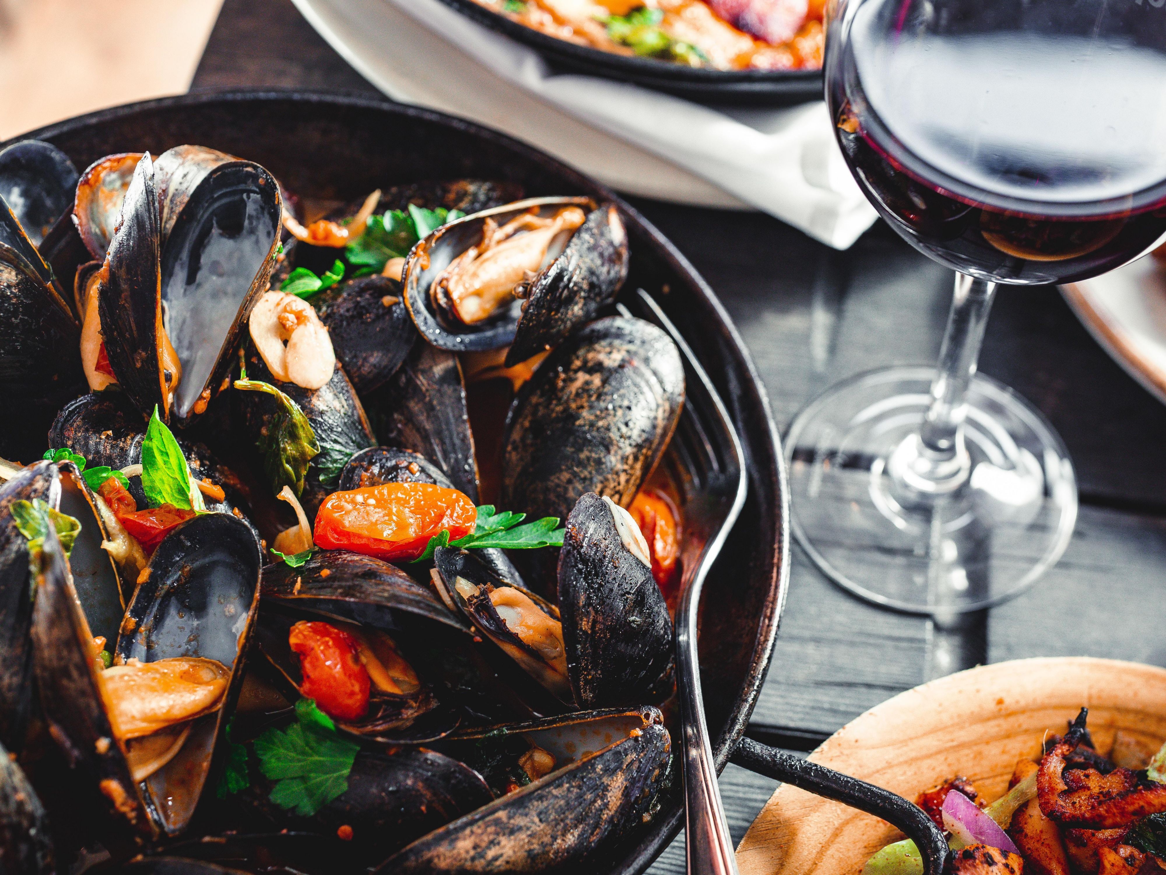 Taste the best of the Pacific Northwest at the lively Jetty Bar & Grille, while taking in gorgeous views of the marina. 