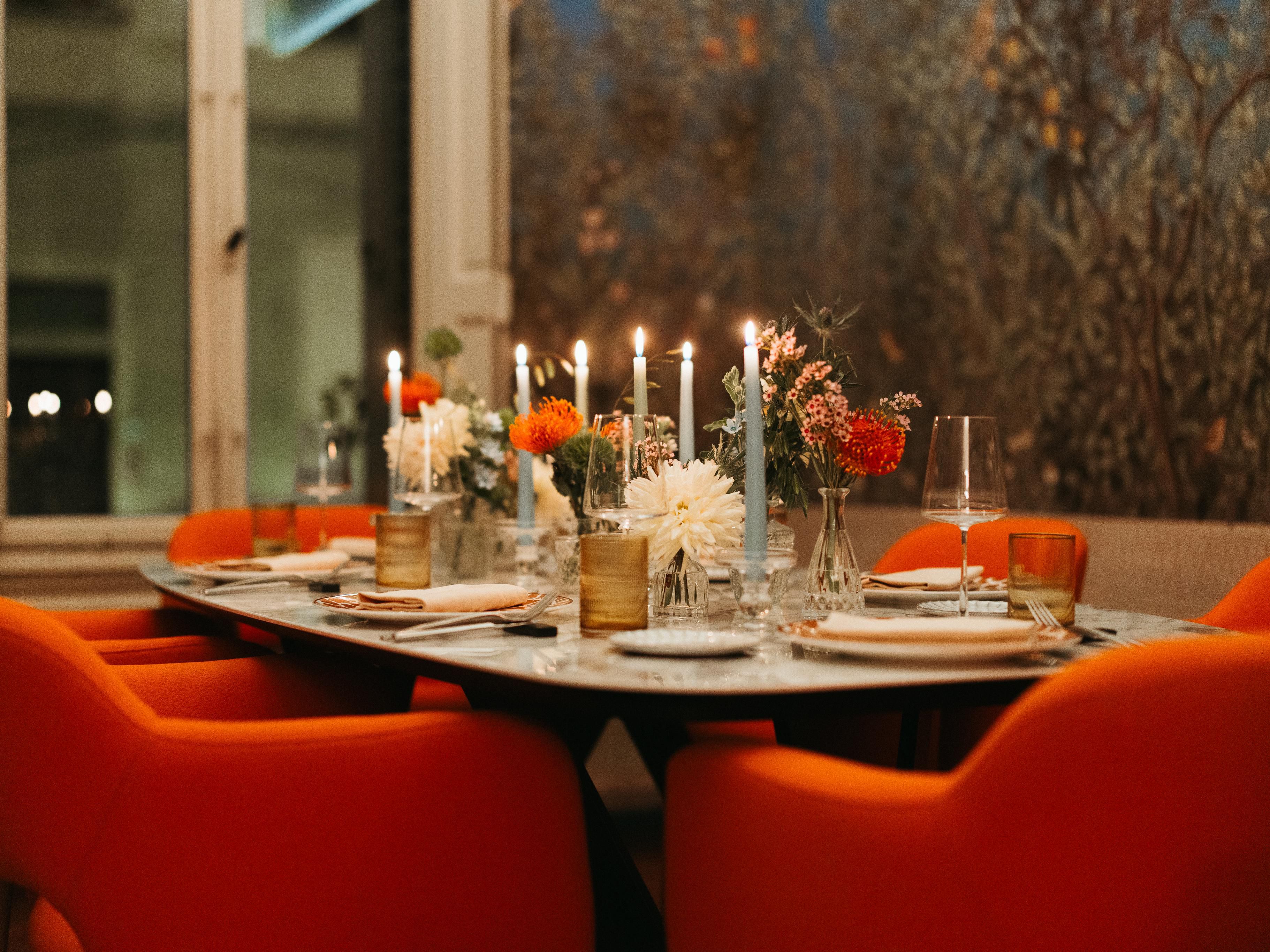 沉浸于我们酒店独特而时尚的氛围之中，感受佛罗伦萨的深厚历史底蕴。酒店的设计受米开朗基罗和波提切利等佛罗伦萨艺术大师的启发，采用了古典文艺复兴风格与永恒典雅交织的配色方案。这种优雅的融合既营造出浓厚的历史氛围，又为您提供当代奢华体验。