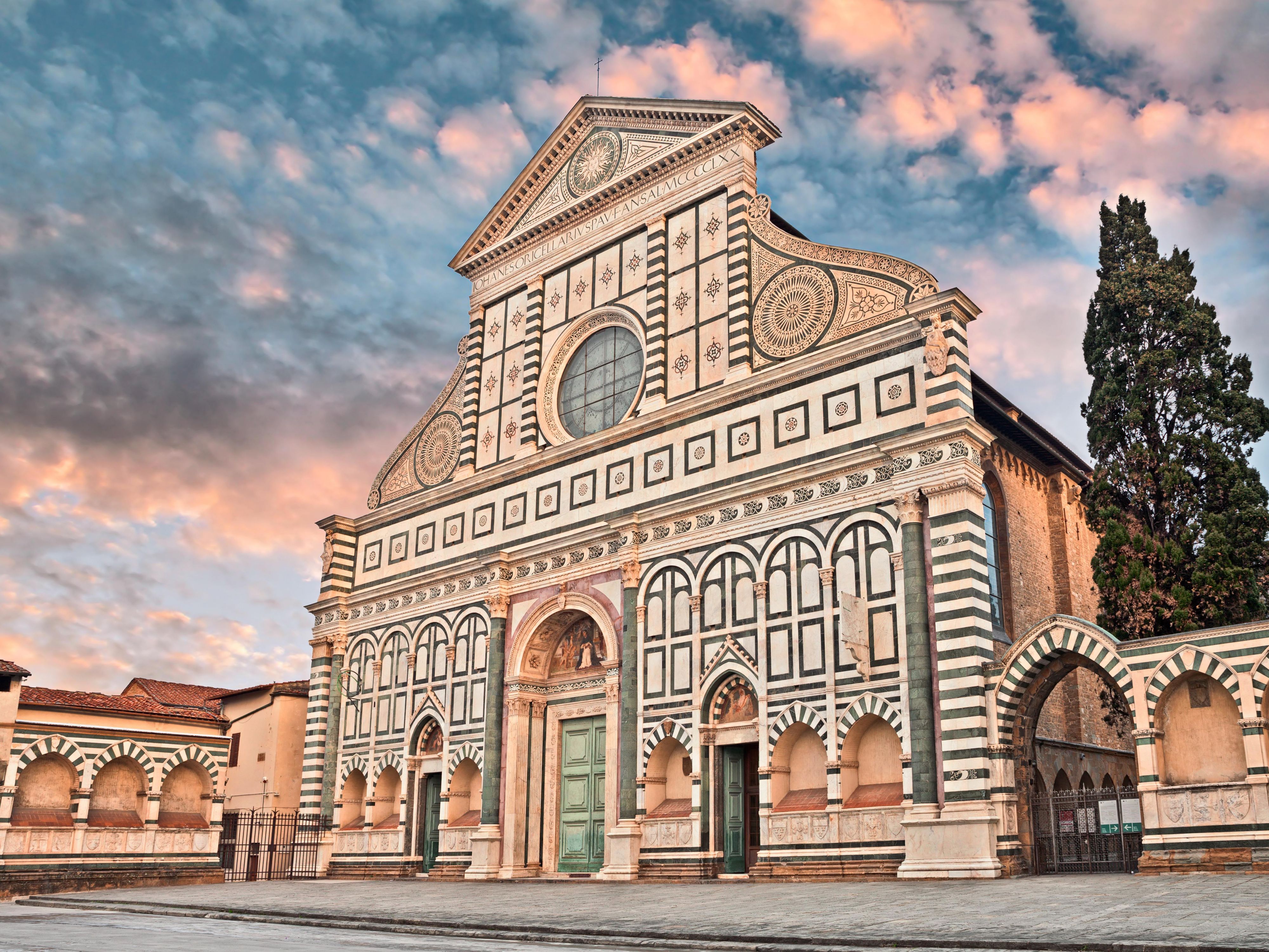 置身于佛罗伦萨的心脏地带，距离令人叹为观止的圣母百花大教堂仅数步之遥。我们酒店距这座以宏伟哥特式建筑和震撼壁画而闻名的标志性大教堂近在咫尺，位置无与伦比。只需信步闲游，便可探访历史悠久的圣玛利亚诺维拉香料药房及壮丽的圣母百花大教堂。