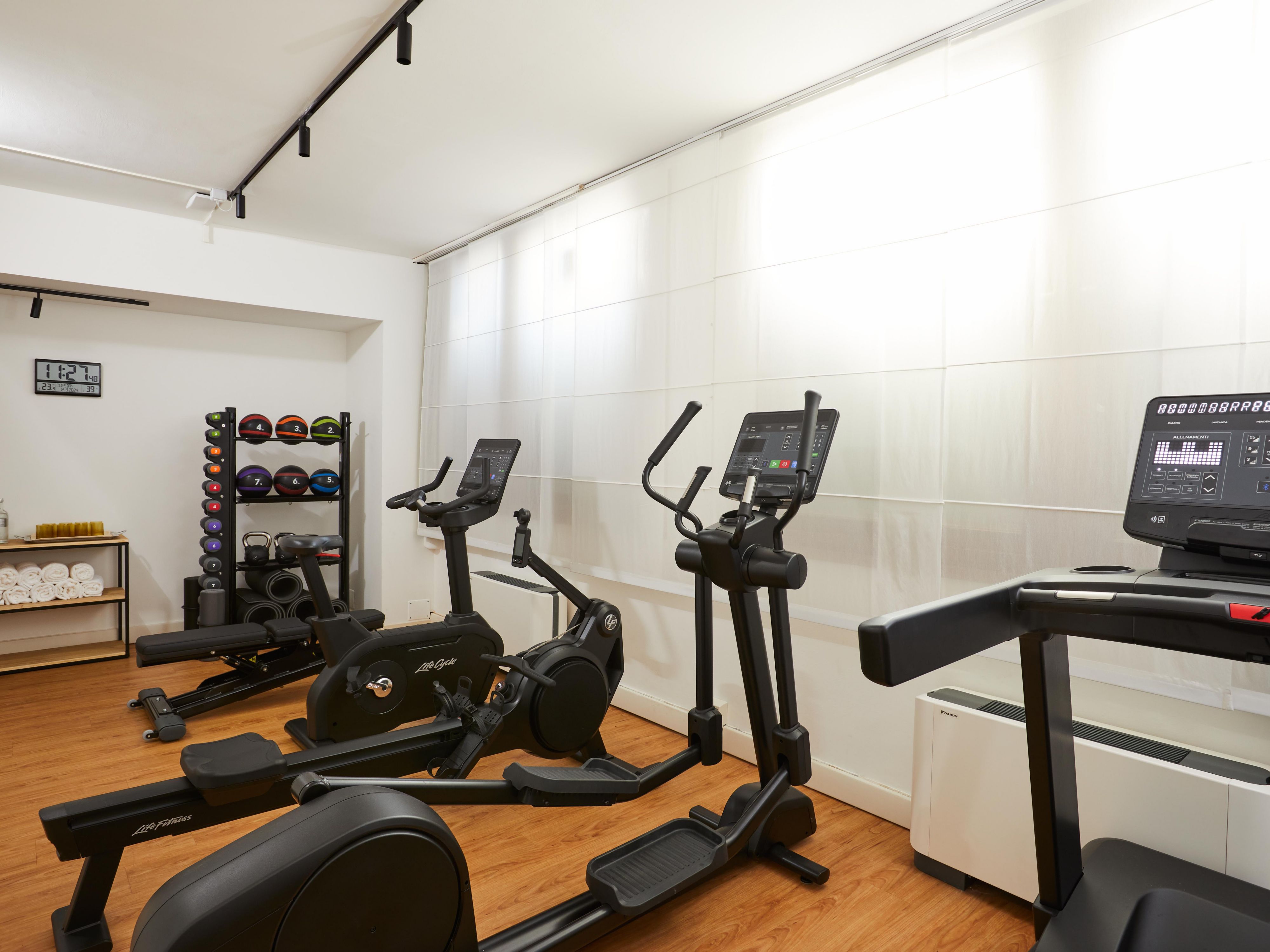 入住佛罗伦萨英迪格酒店，于设备齐全的健身中心挥洒汗水，尽享健康与活力。或与好友相聚于休闲室，放松身心，尽享惬意休闲时光。我们的设施兼顾休闲与舒适，让您的佛罗伦萨之旅更加难忘