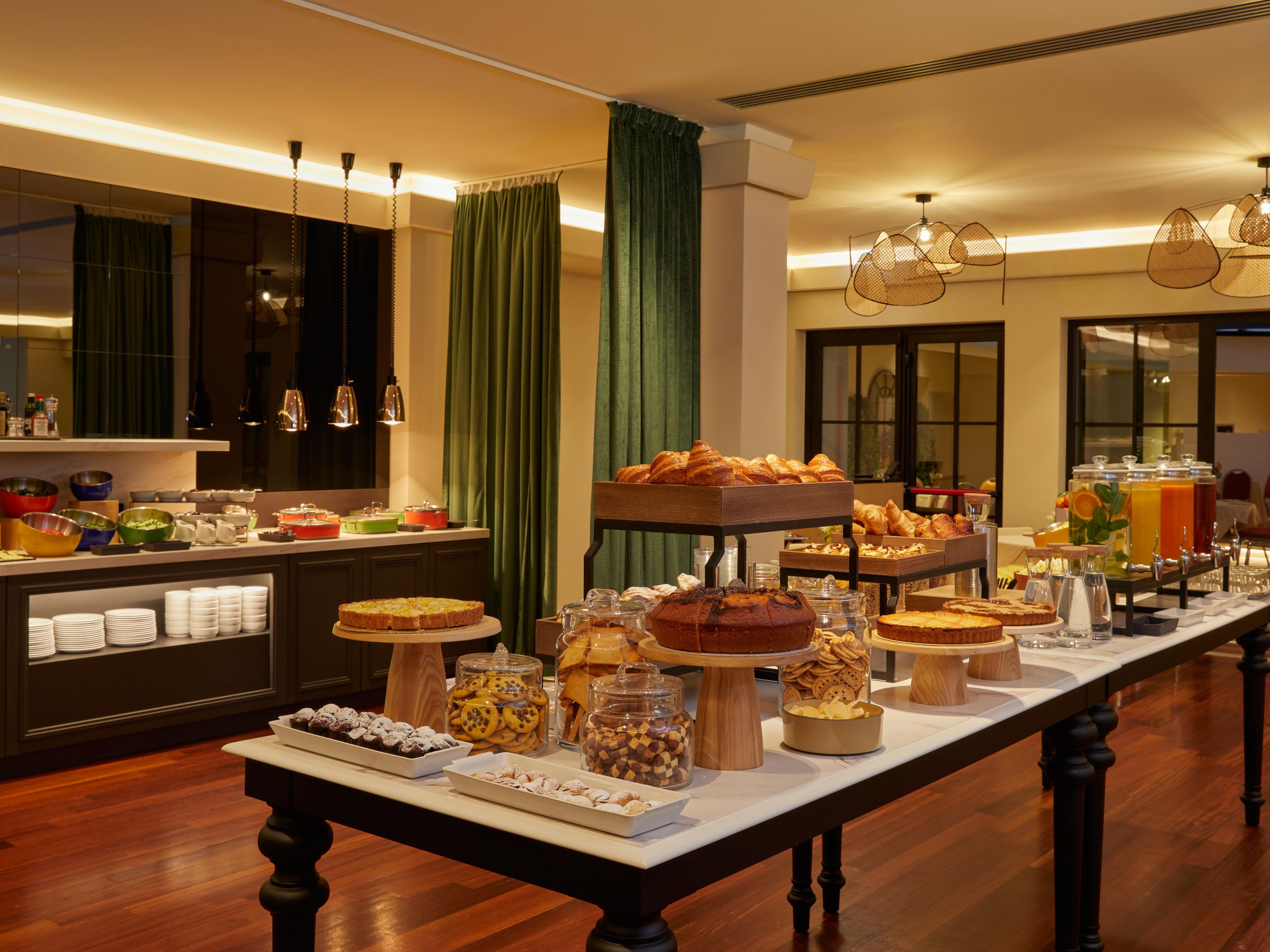 Introducing Sunday Brunch at Binomio! Enjoy a rich buffet, a welcome cocktail, and a new special dish every week. Relax with live DJ sets, pick your favorite vinyls, and let your kids enjoy and learn English through fun games in the dedicated area with babysitting.