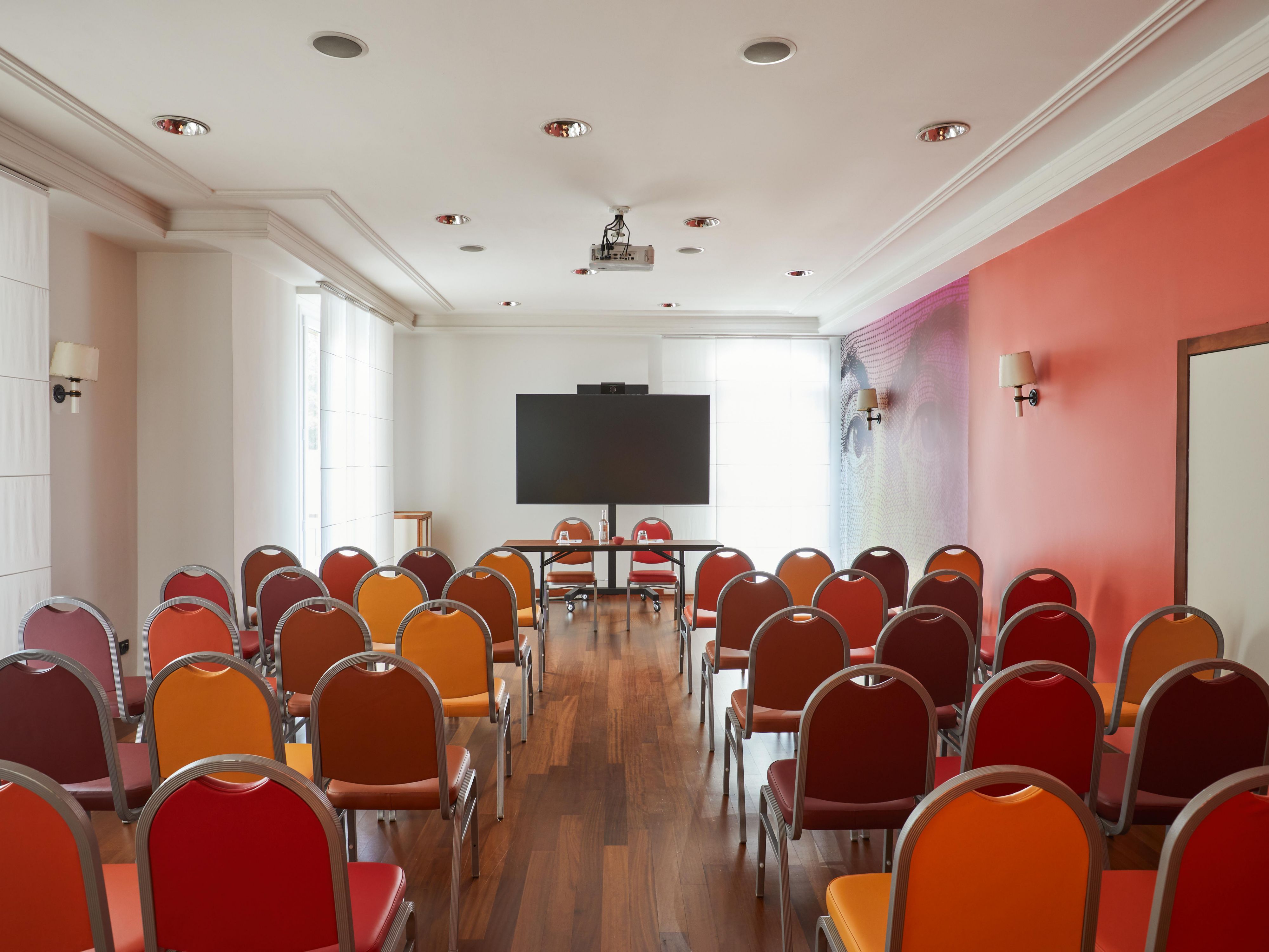 从私密聚会到优雅晚宴，我们的佛罗伦萨会场都能为您打造非凡活动的完美舞台。无论是举办婚礼、公司会议还是私人庆祝活动，我们都能根据您的愿景打造出完美契合的场地，供您用餐、饮酒、跳舞，缔造令人难忘的回忆。