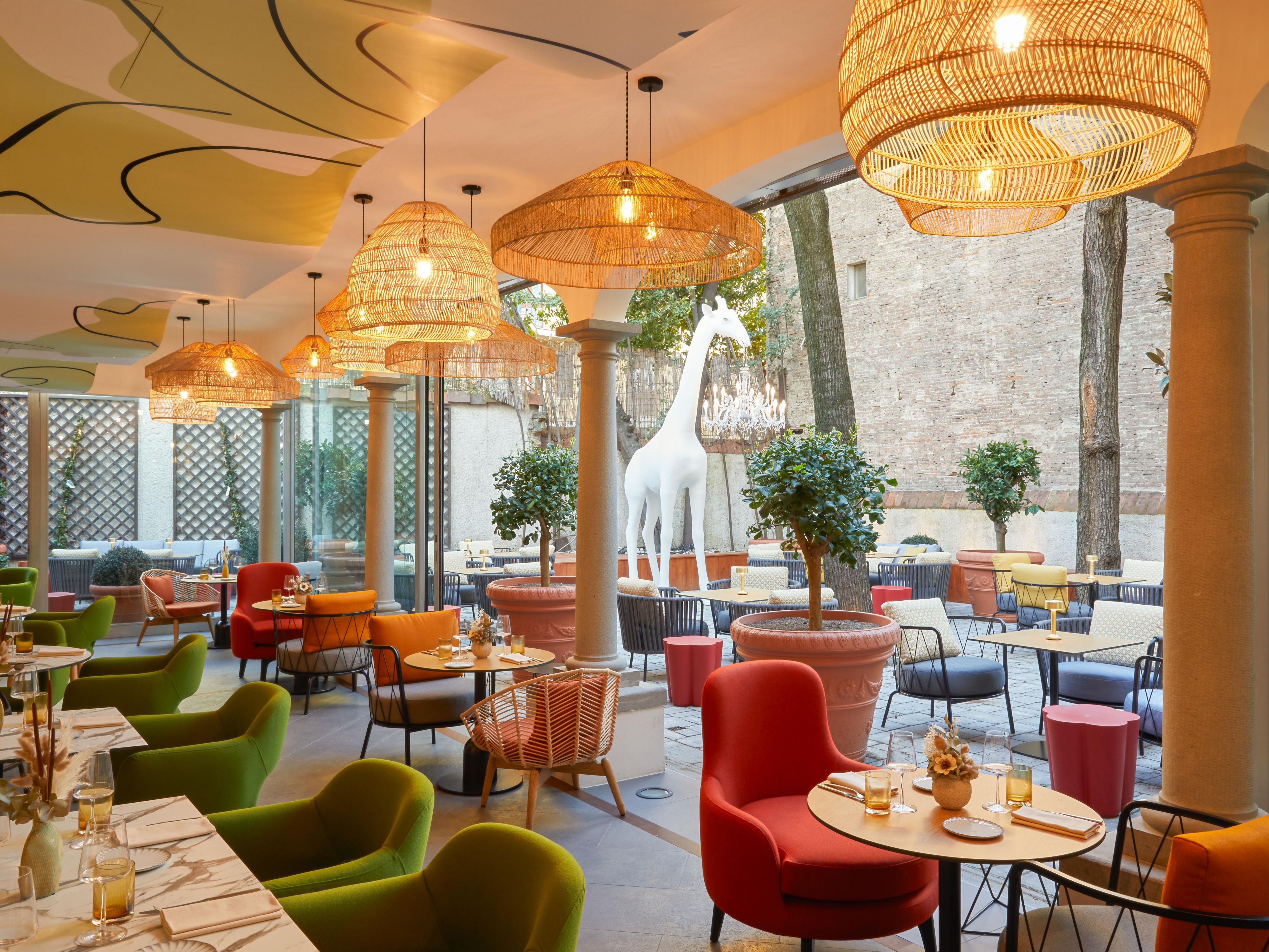 在 Binomio 餐厅，品味当地风味之精华，托斯卡纳传统与现代风情在此和谐交融。从迷人的花园到温馨的露台，再到时尚的酒廊，每一刻都将成为您珍藏的难忘体验。每周娱乐活动精彩纷呈，更有精心打造的酒窖等您探索，精选佳酿定能让您尽享品鉴之趣与欢聚时光。