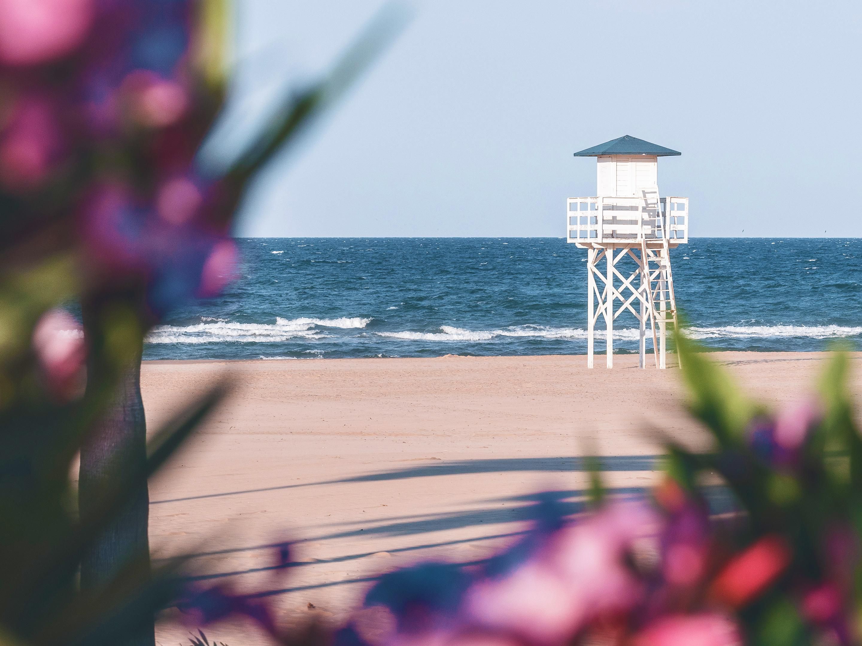 Located in front of the Mediterranean, Hotel Indigo Gandía Beach enjoys a privileged position next to the beach. A strategic location to explore the coast, the Grau and the cultural charms of the neighbourhood.