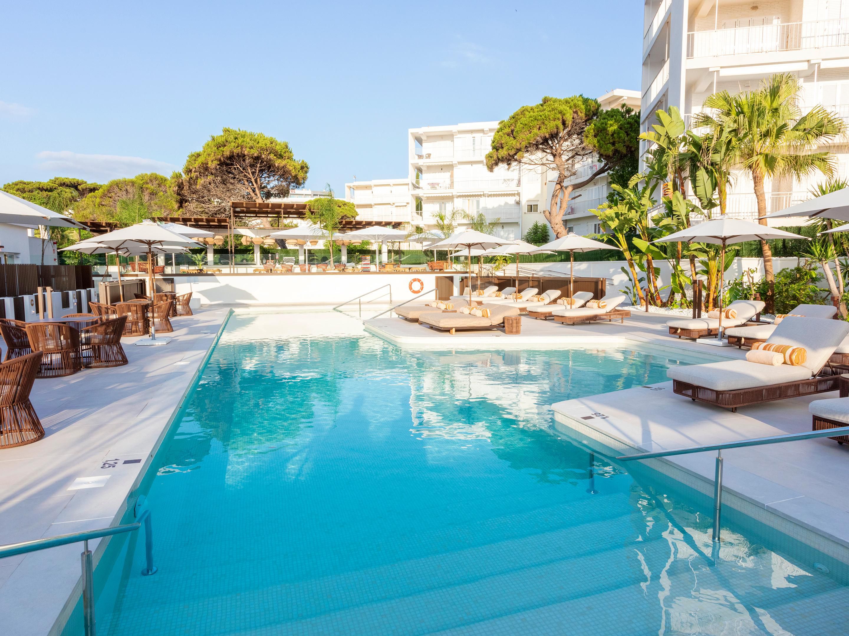A unique space at Hotel Indigo Gandia Beach that offers a sophisticated leisure proposal, perfect for swimming and cooling off, sunbathing or enjoying cocktails and disconnecting in an elegant and sophisticated atmosphere. Open from 10:30 am to 8 pm.