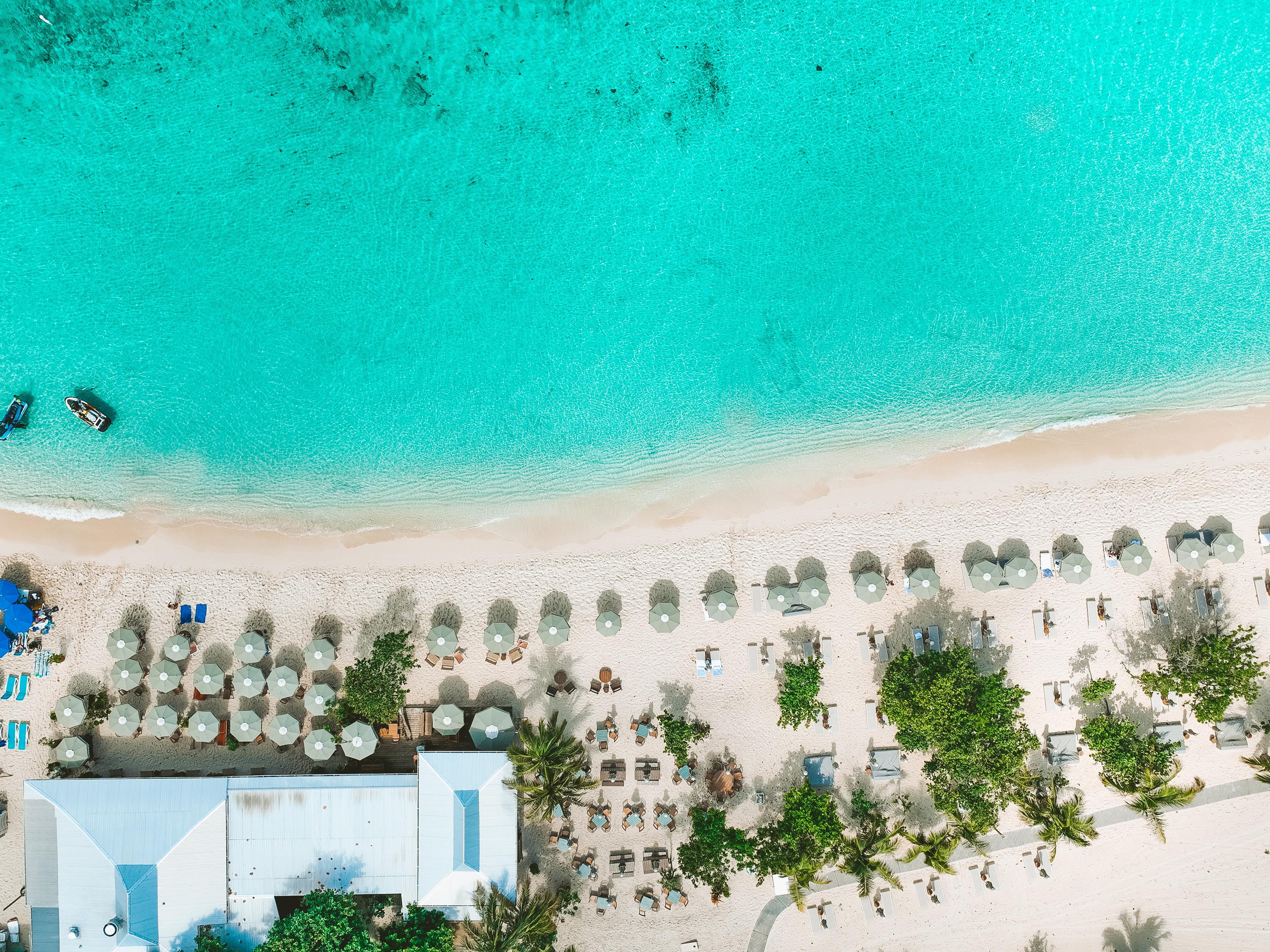 From the crystal-clear waters and soft, white sand of Seven Mile Beach to the memorable snorkeling excursions at Stingray City, you’ll find an excellent selection of things to do in the Cayman Islands during your stay.