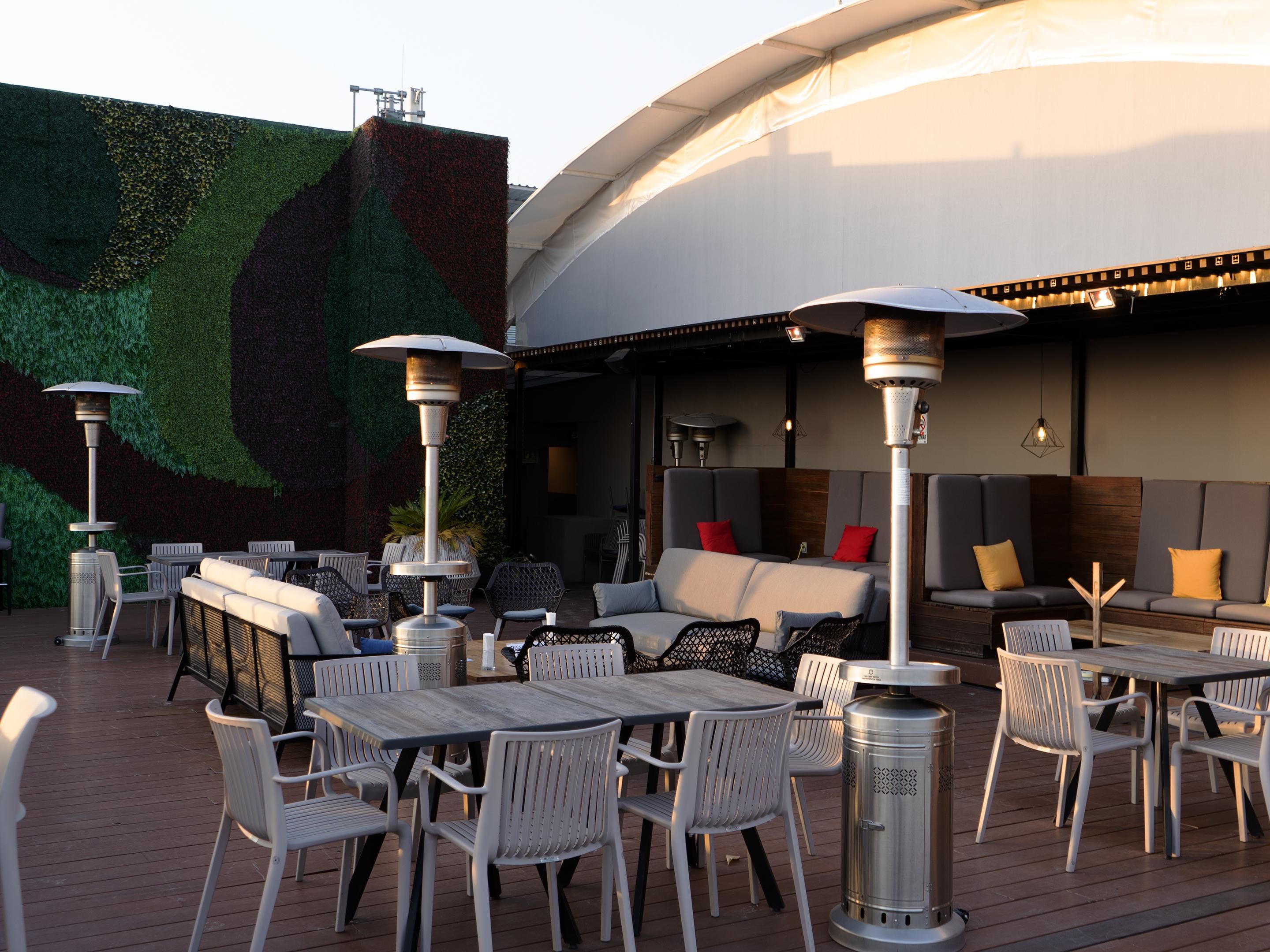 The JAL Cocina de Raíz restaurant and Setenta Azotea rooftop bar at Hotel Indigo Guadalajara Expo are open to all. Enjoy an exceptional dining experience with local flavors and panoramic city views. Whether you're a hotel guest, a local, or just visiting town, enjoy creative Mexican dishes, signature cocktails, and a lively ambiance.