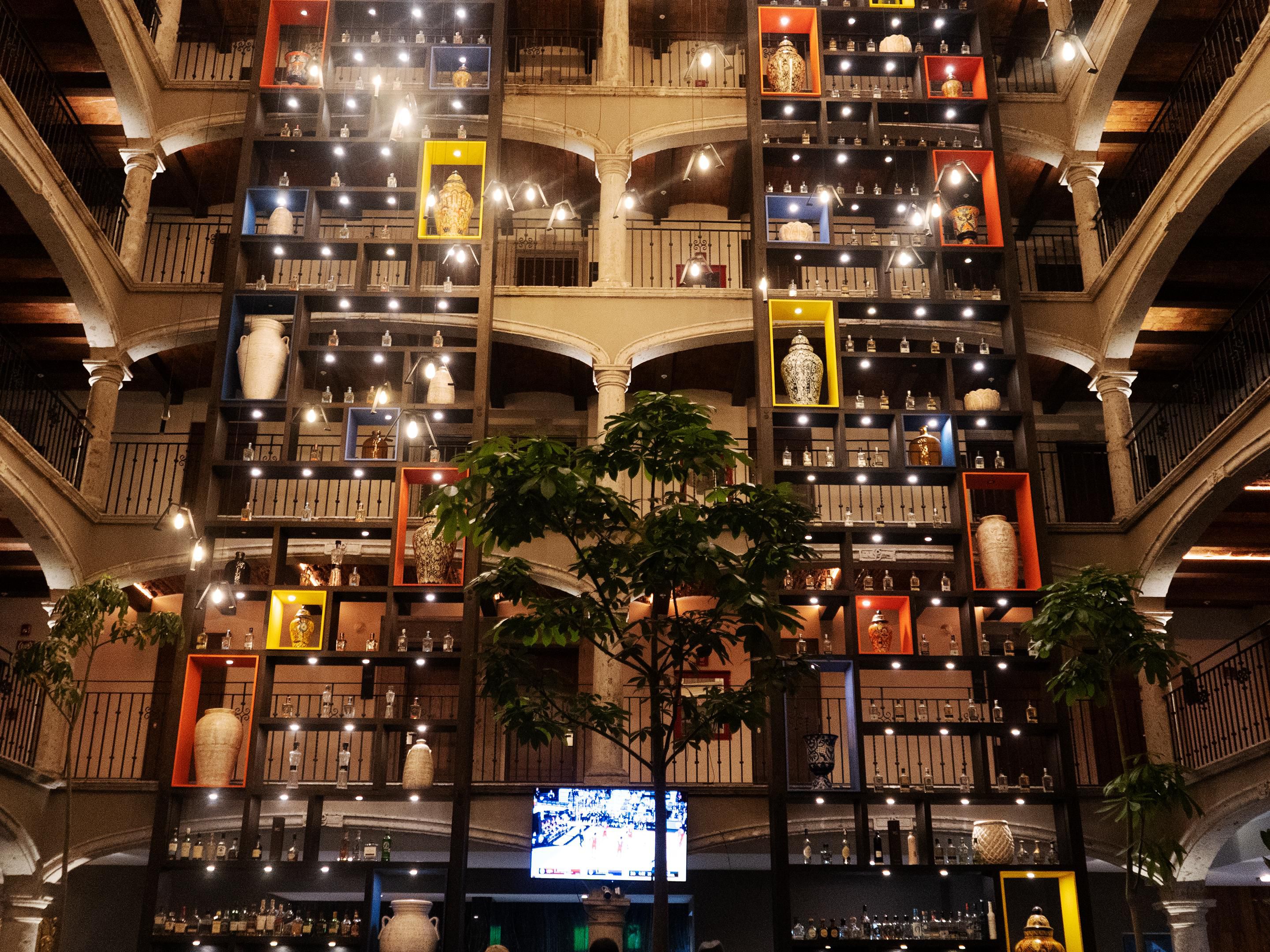 Since 1970, our hotel has witnessed historic moments. Our walls resonate with the echoes of the Brazilian World Cup team’s victory celebration, and the presence of celebrities and esteemed politicians who have chosen us for their events. Our décor narrates not only our tale but also the storied history of the city itself.