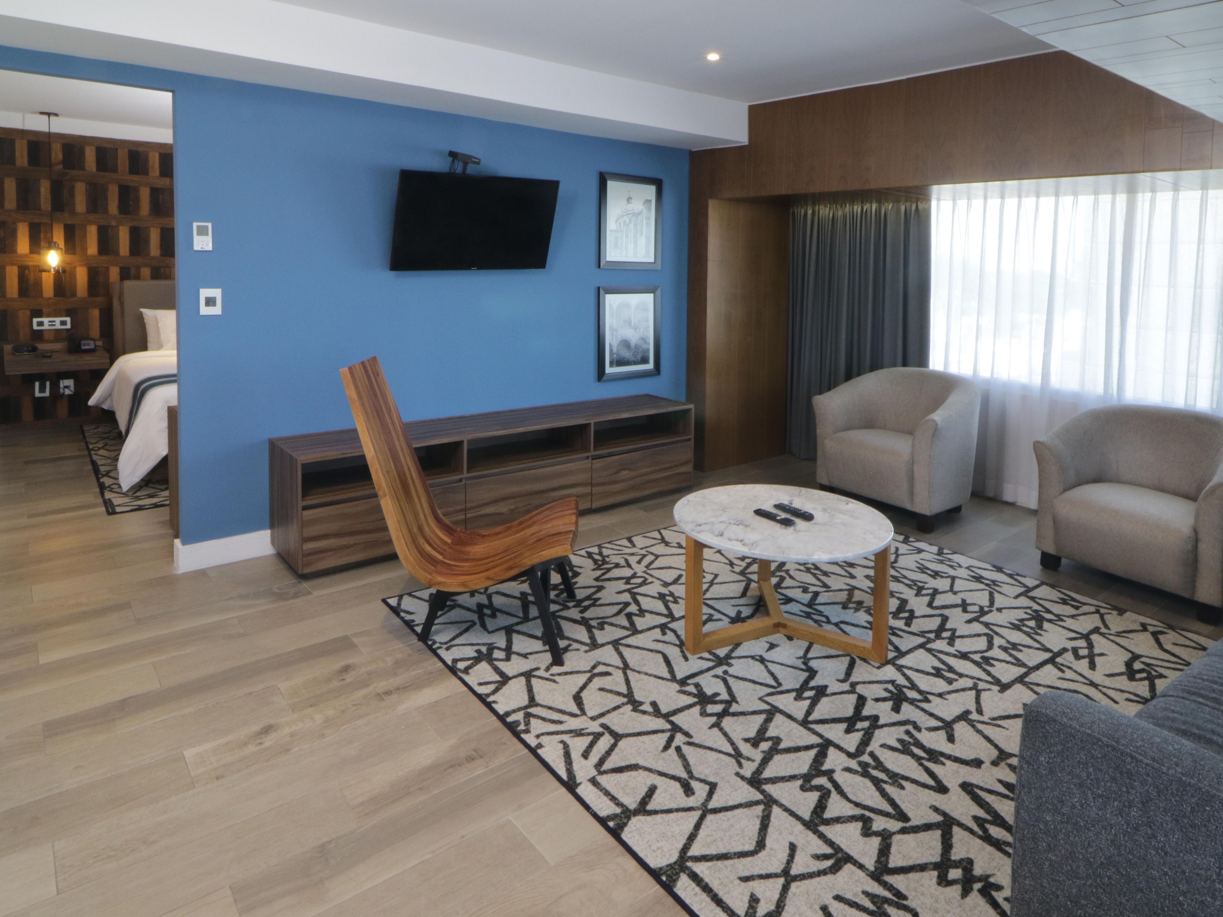 Enjoy the comforts of home in our spacious suites at Hotel Indigo Guadalajara Expo. Thoughtfully designed for long-term stays, our suites offer separate living areas, fully equipped amenities, and stylish touches to make your stay as comfortable as possible. Experience Guadalajara with the luxury of extra space and convenience.