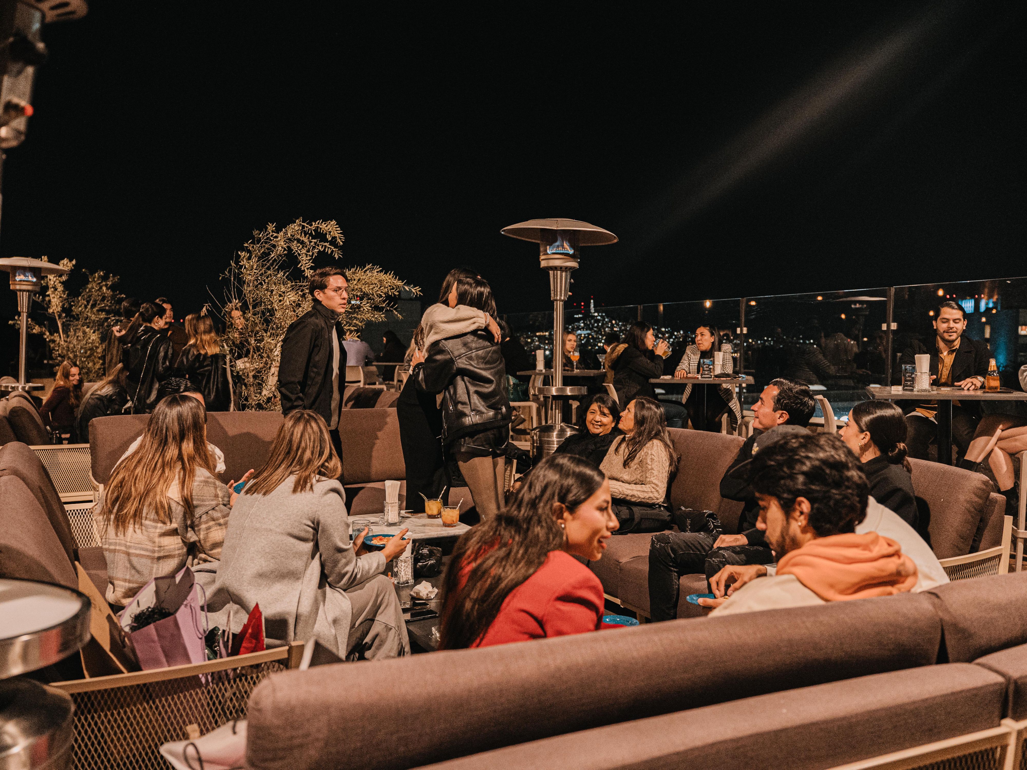 This Saturday, September 20th, starting at 6 PM, enjoy a unique experience at Setenta Rooftop & Bar with Sunset Lounge Sessions. Featuring special promotions and exclusive mixology by Tequila Orendain. Don’t miss this unparalleled atmosphere. Reserve your spot via WhatsApp at 33 3785 3639 and get ready for an unforgettable night.