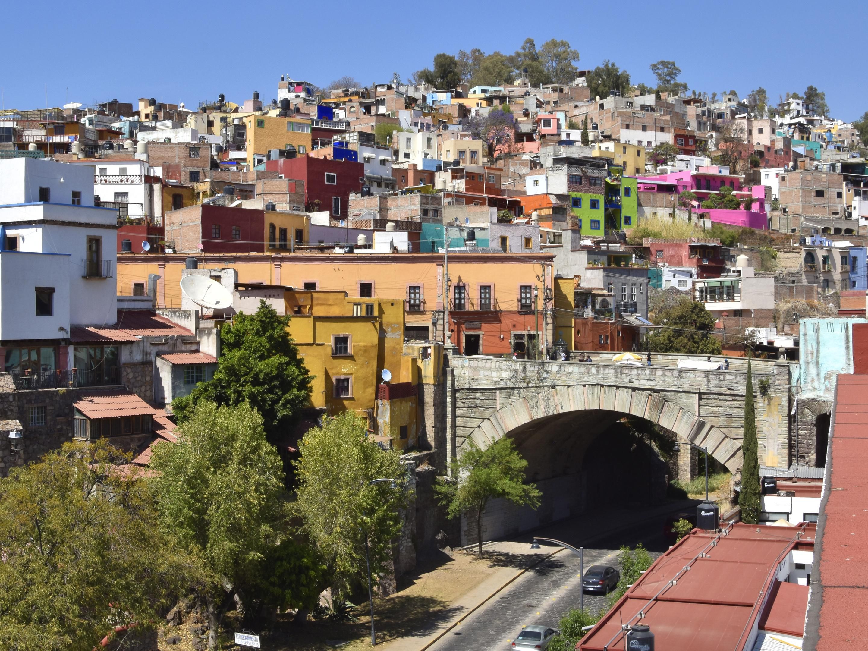 Enjoy the views and sunsets of the magical city of Guanajuato from the balconies that Hotel Indigo offers you.