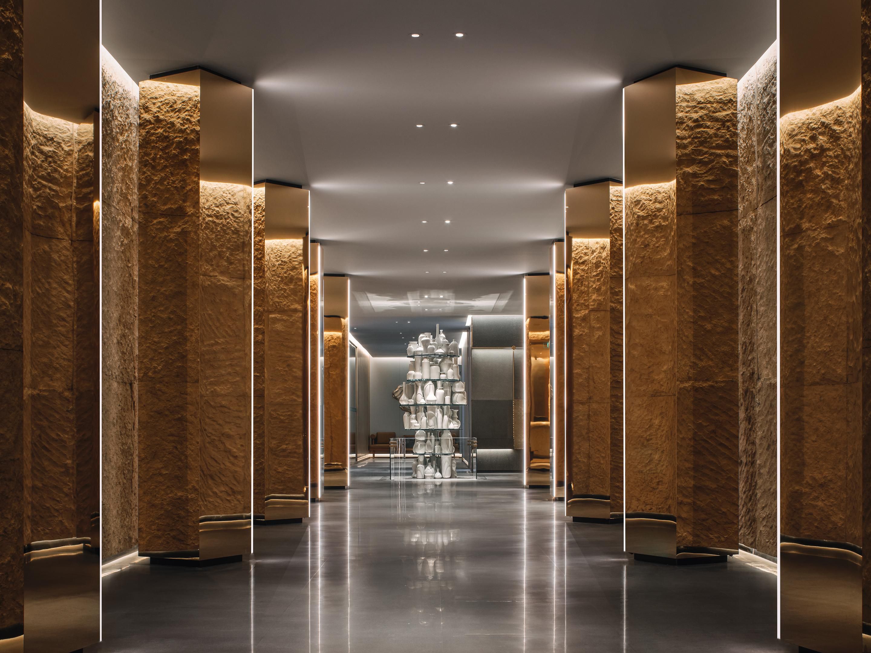 酒店以宋代美学为灵感，设计融合杭州韵味和潮流基因，即使您不离开酒店，也能身临其境的感受南宋之美和杭州特色风情。