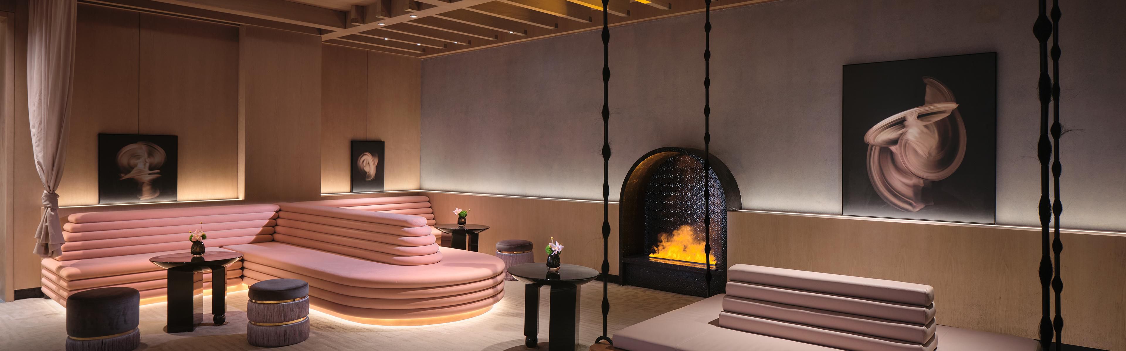 $hotelInfo.mediaDetails.welcomePhotos.primaryPhoto.caption}