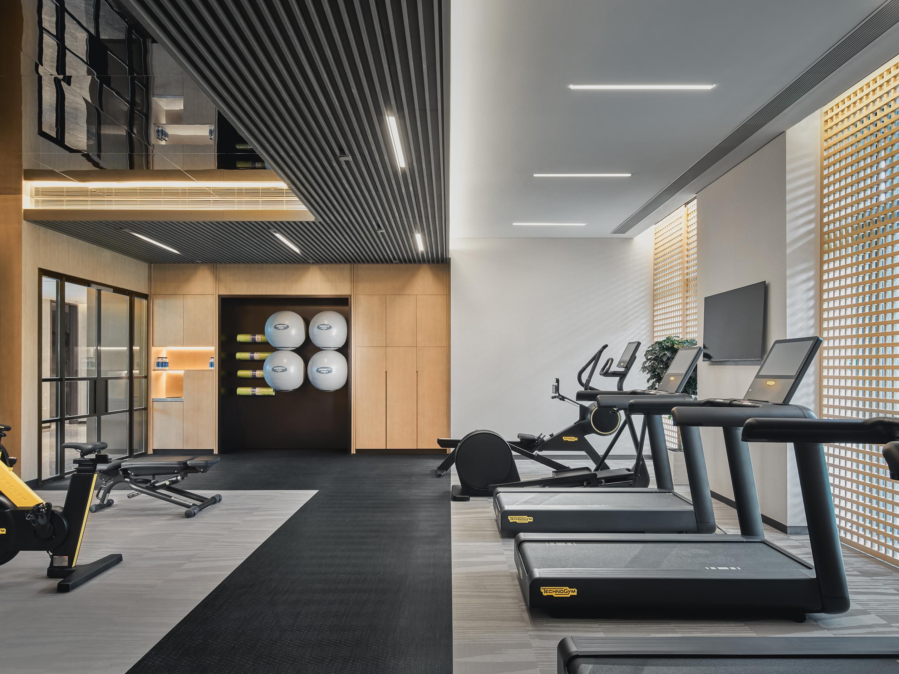 酒店配备齐全的健身中心引入邻间元素，为宾客提供绿意笼罩的空间质感。