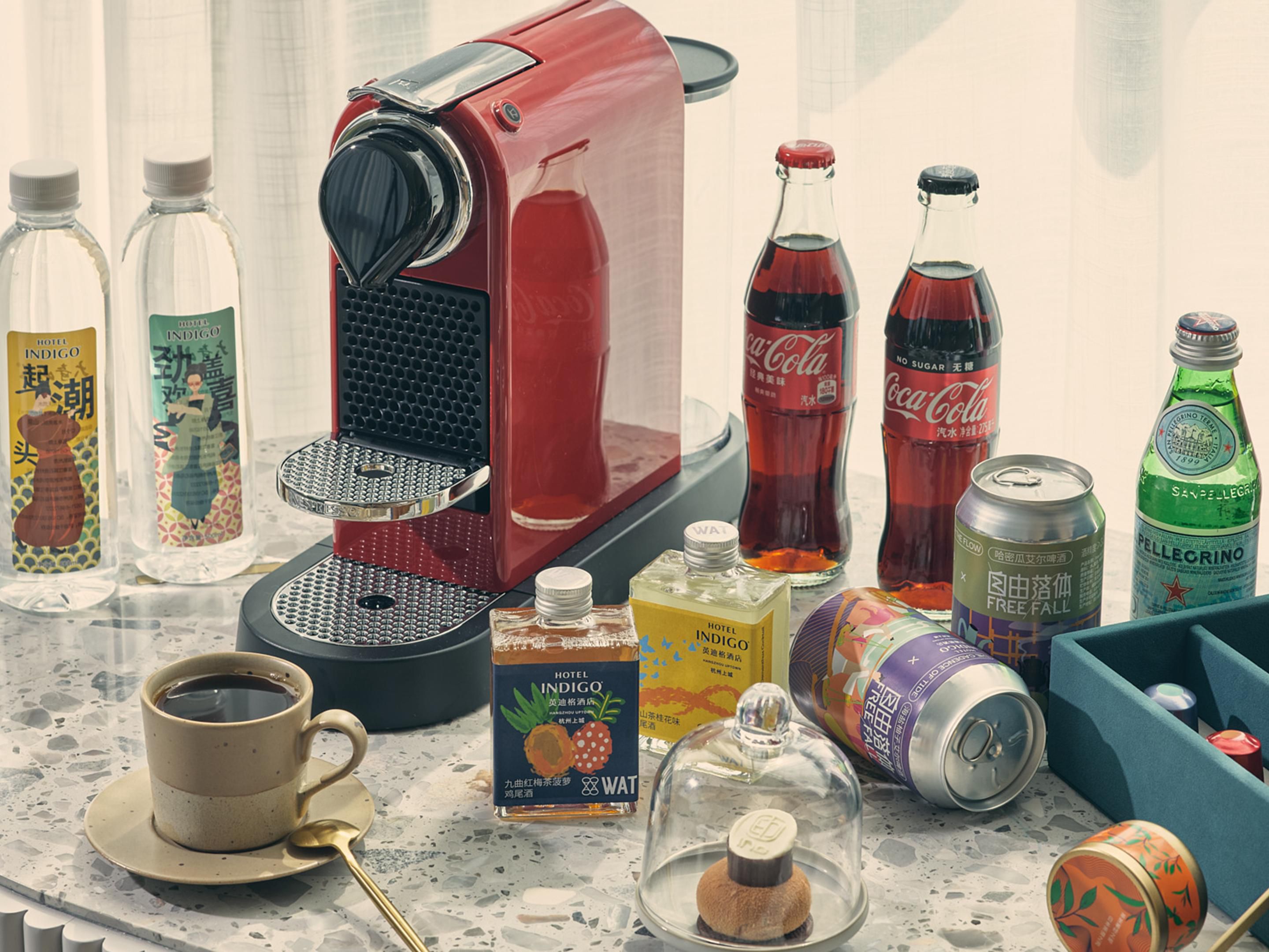 以细节升华入住体验。迷你吧为宾客打造私人水吧，提供多款人气饮品和径山小罐茶，入住期间饮品每间夜将及时补充。戴森吹风机、马歇尔音响等品质设施，让您在旅途中，不仅可以便利舒适，更能始终保持着格调与品质。