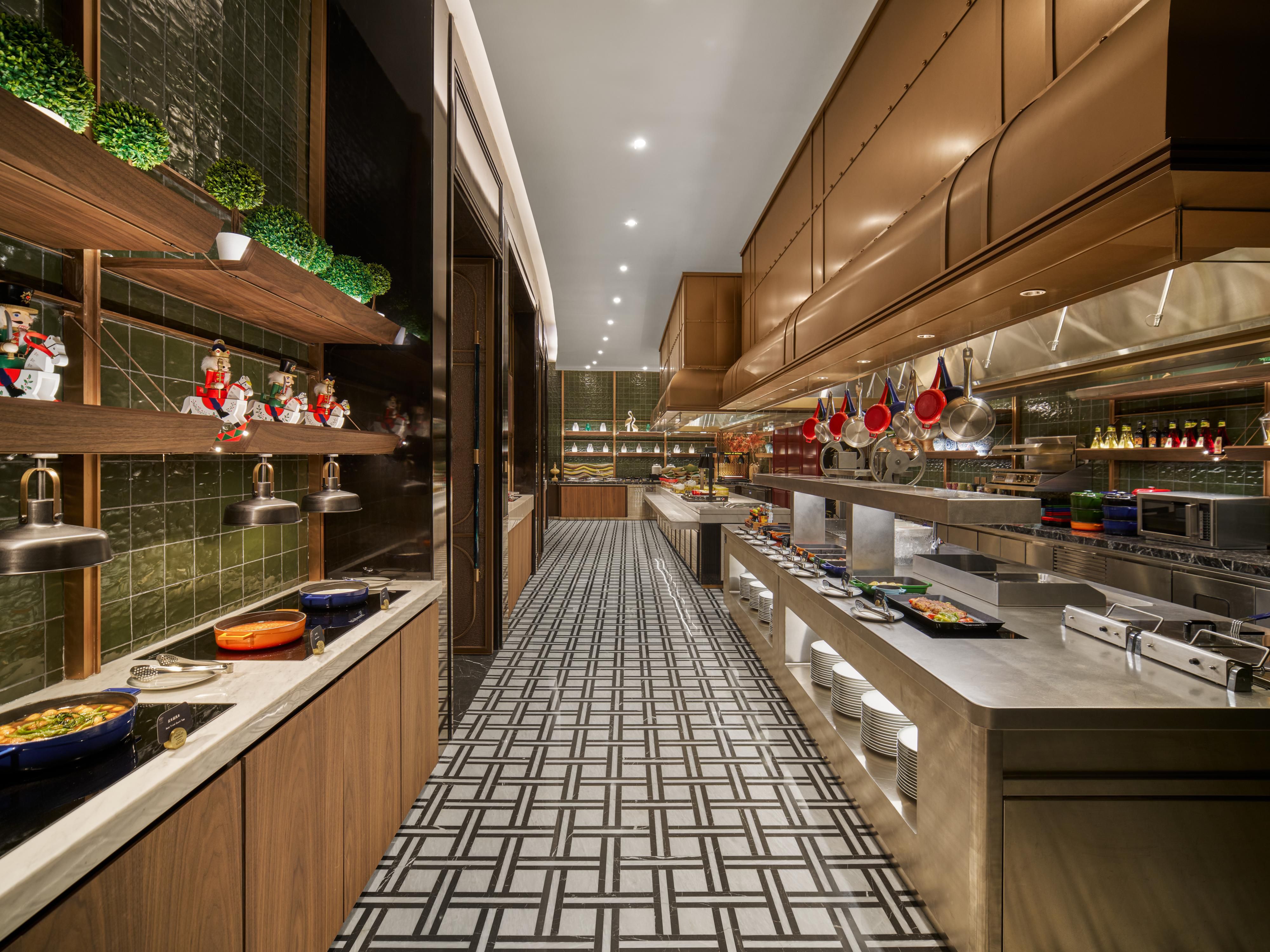 自助早餐以丰盛多样的西式菜肴与本地菜品相结合，其中有招牌特色菜品徐姐手工韭菜盒子、干肠包子，同时每日提供可溯源有机蔬菜沙拉以及四种现点现做菜品，派送现烤出炉的“15 秒酥脆牛角包”，满足您的不同饮食需求，为宾客开启充满活力的一天。